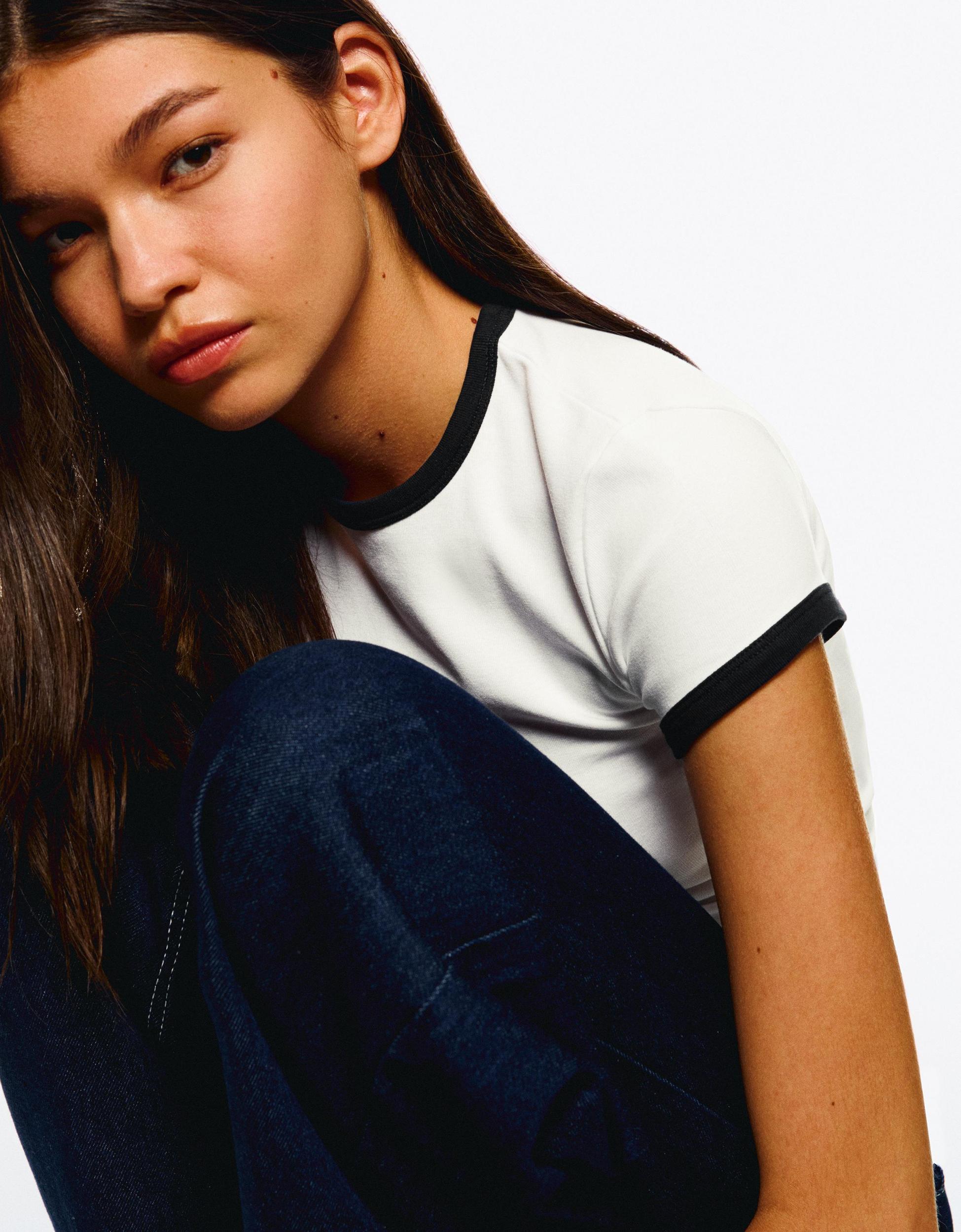 Short sleeve T-shirt with contrasting details Product Image