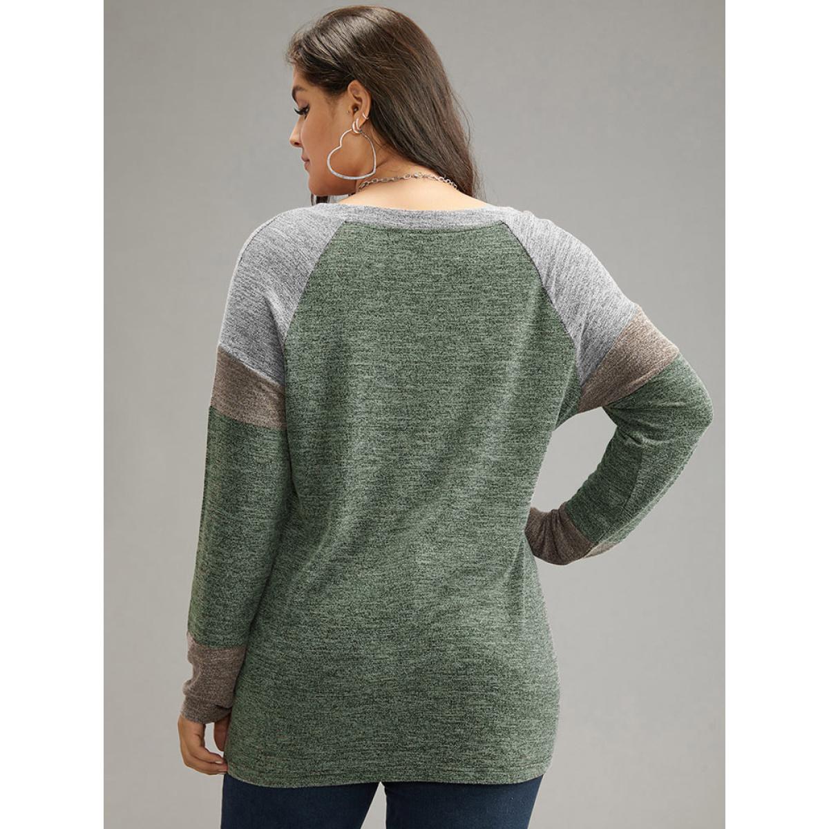 Plus Size Contrast Pocket Raglan Sleeve T-shirt Green Women Casual Contrast Plain Dailywear T-shirts BloomChic 28/5X Product Image