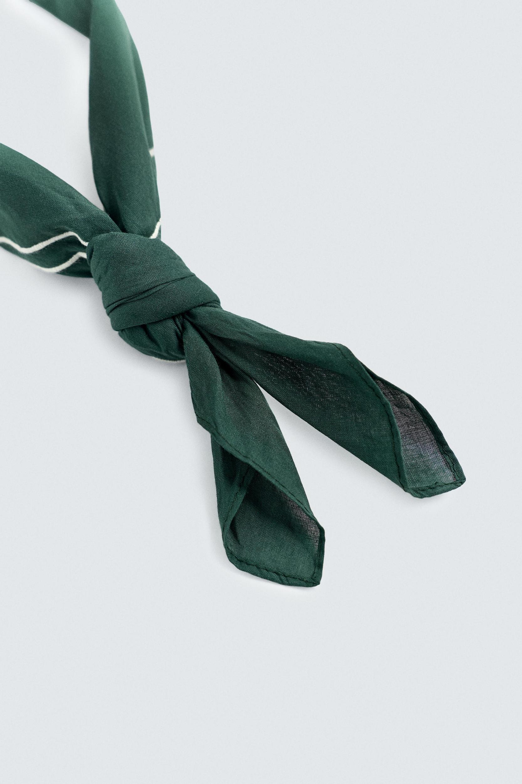 CONTRAST EMBROIDERY BANDANA Product Image