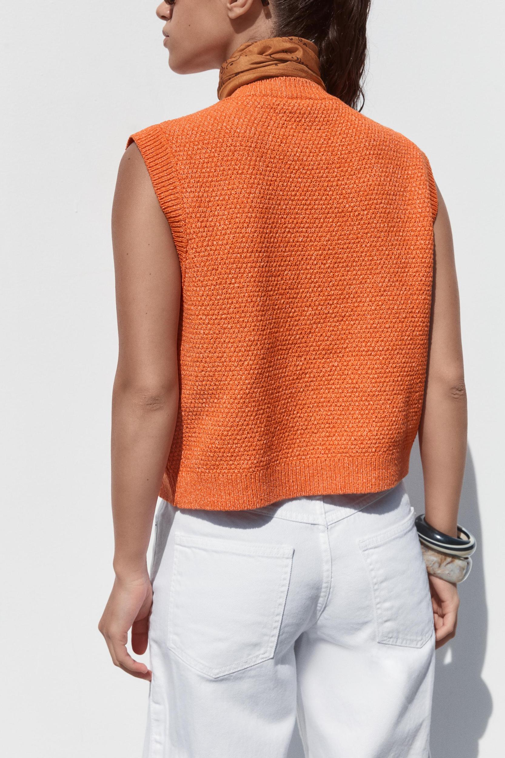 SHELL BUTTON KNIT TOP VEST Product Image
