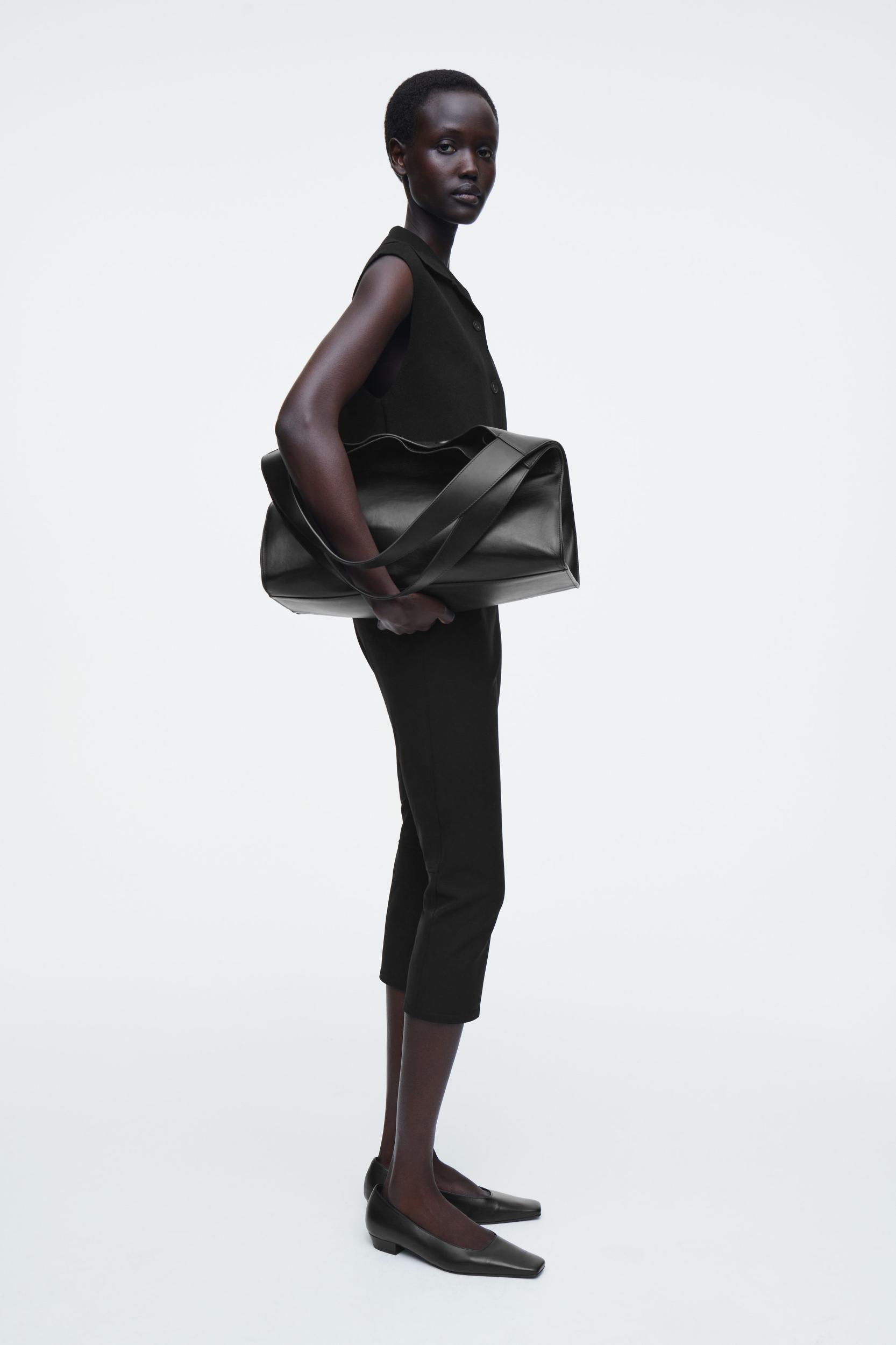 SLIM CAPRI PANTS Product Image