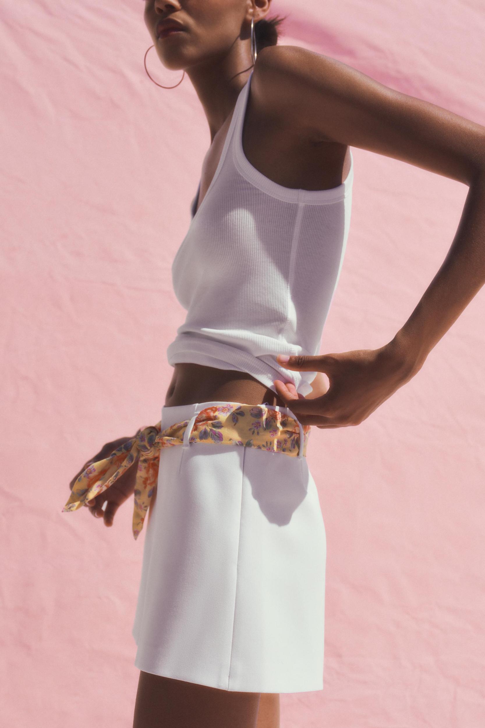 HIGH-WAISTED SCARF SHORTS Product Image