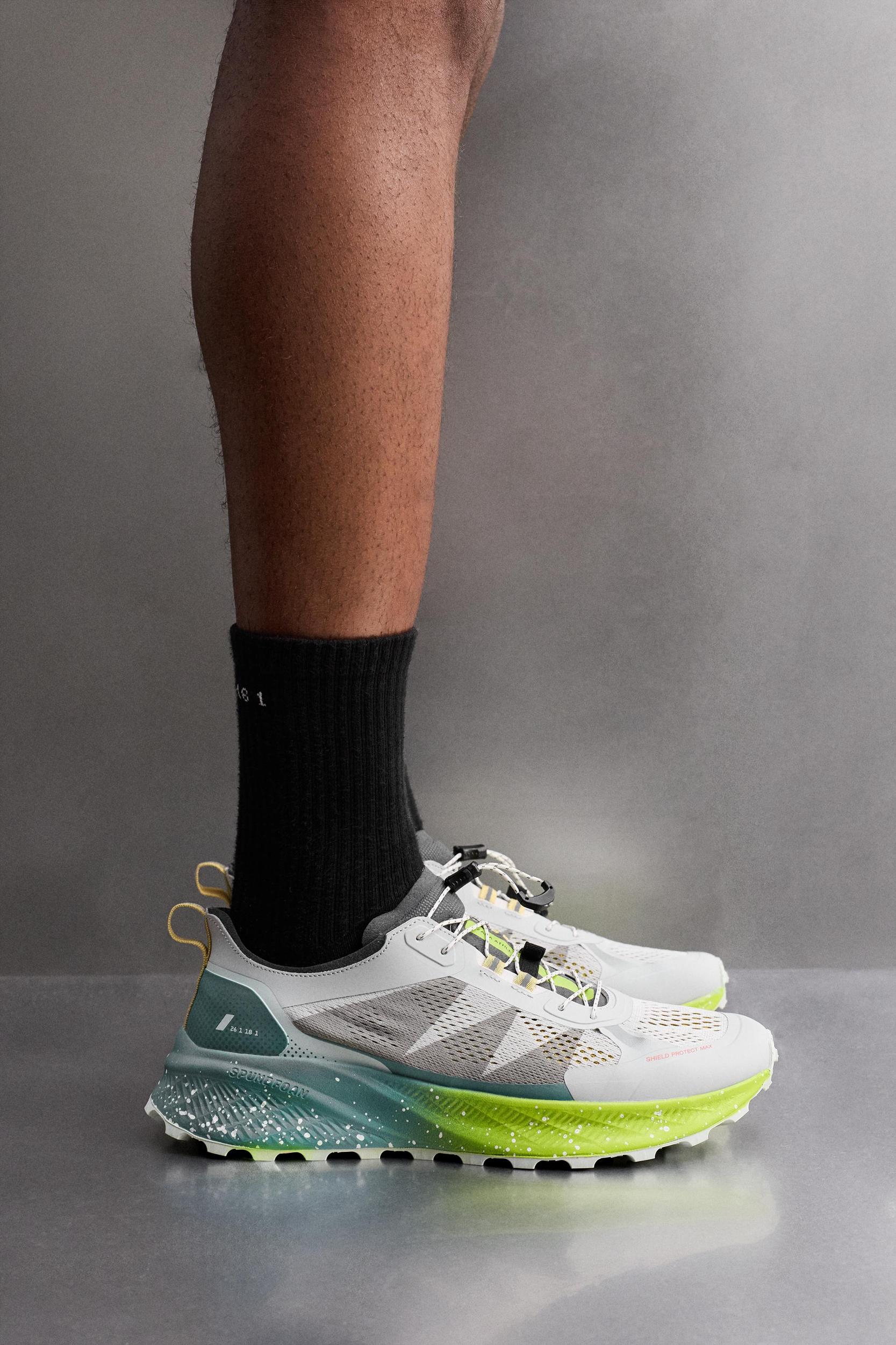 RUNNING SHOES Product Image