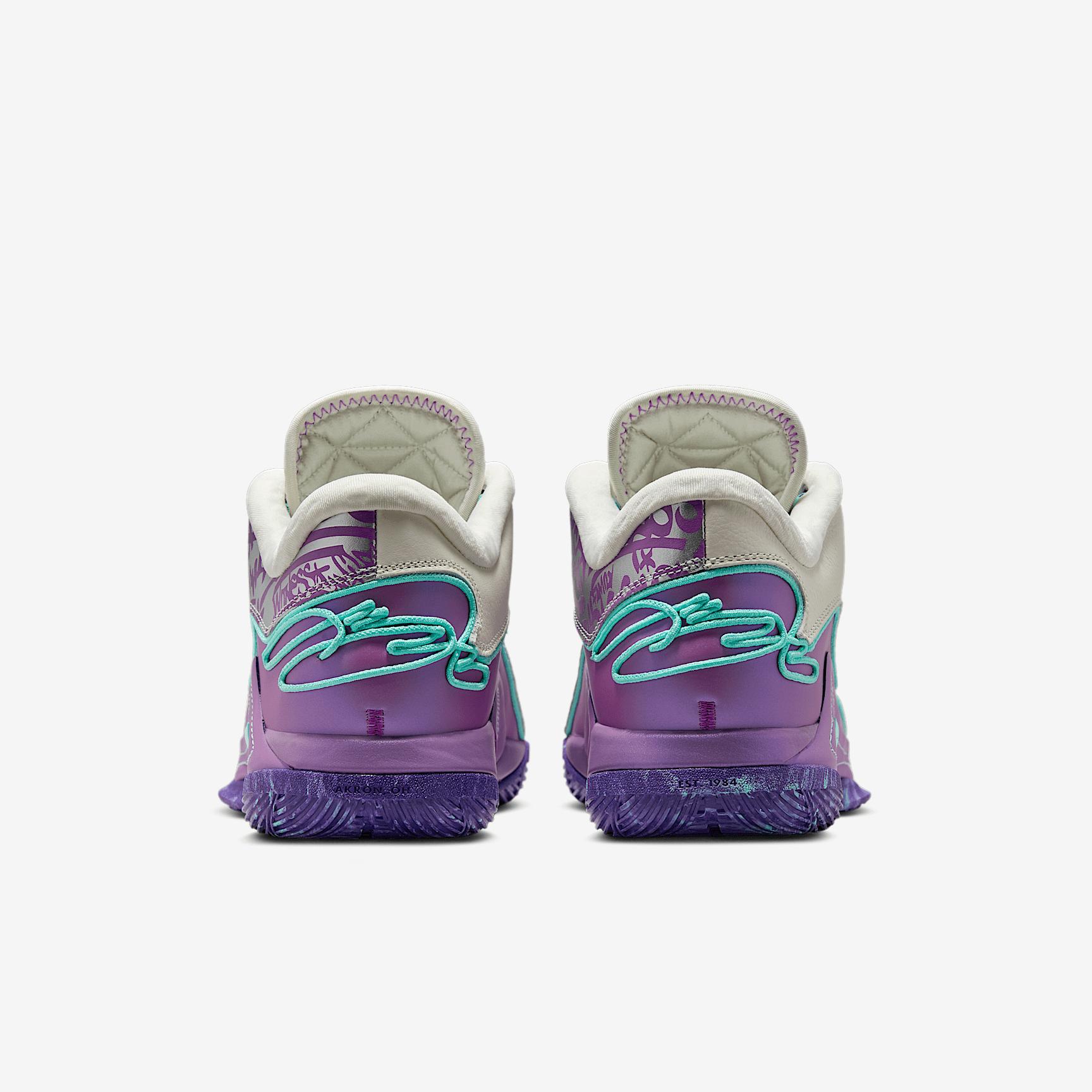 Nike Men's LeBron XXII âMogulâ Basketball Shoes Product Image