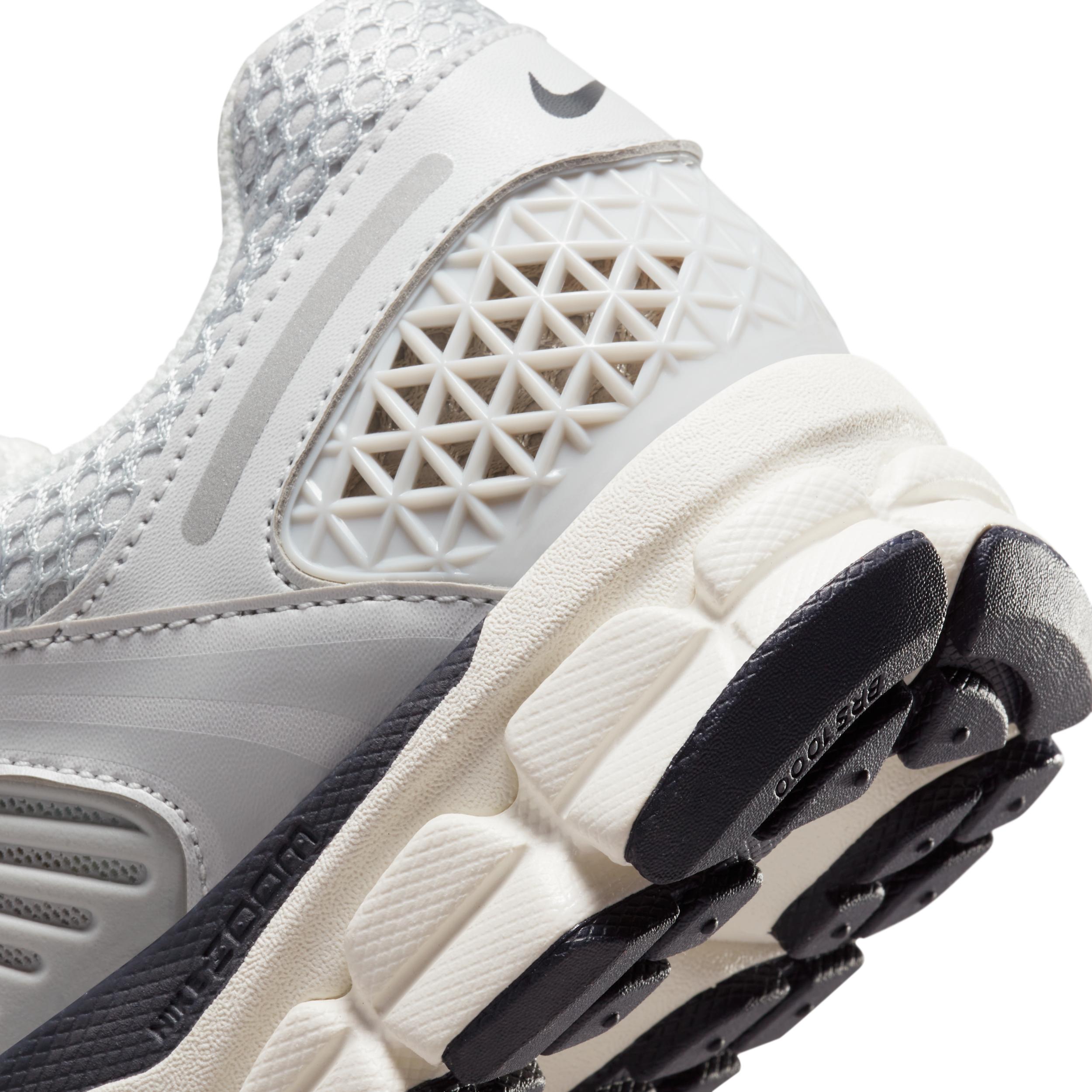 Nike Womens Zoom Vomero Shoes | FD0884-025 Product Image