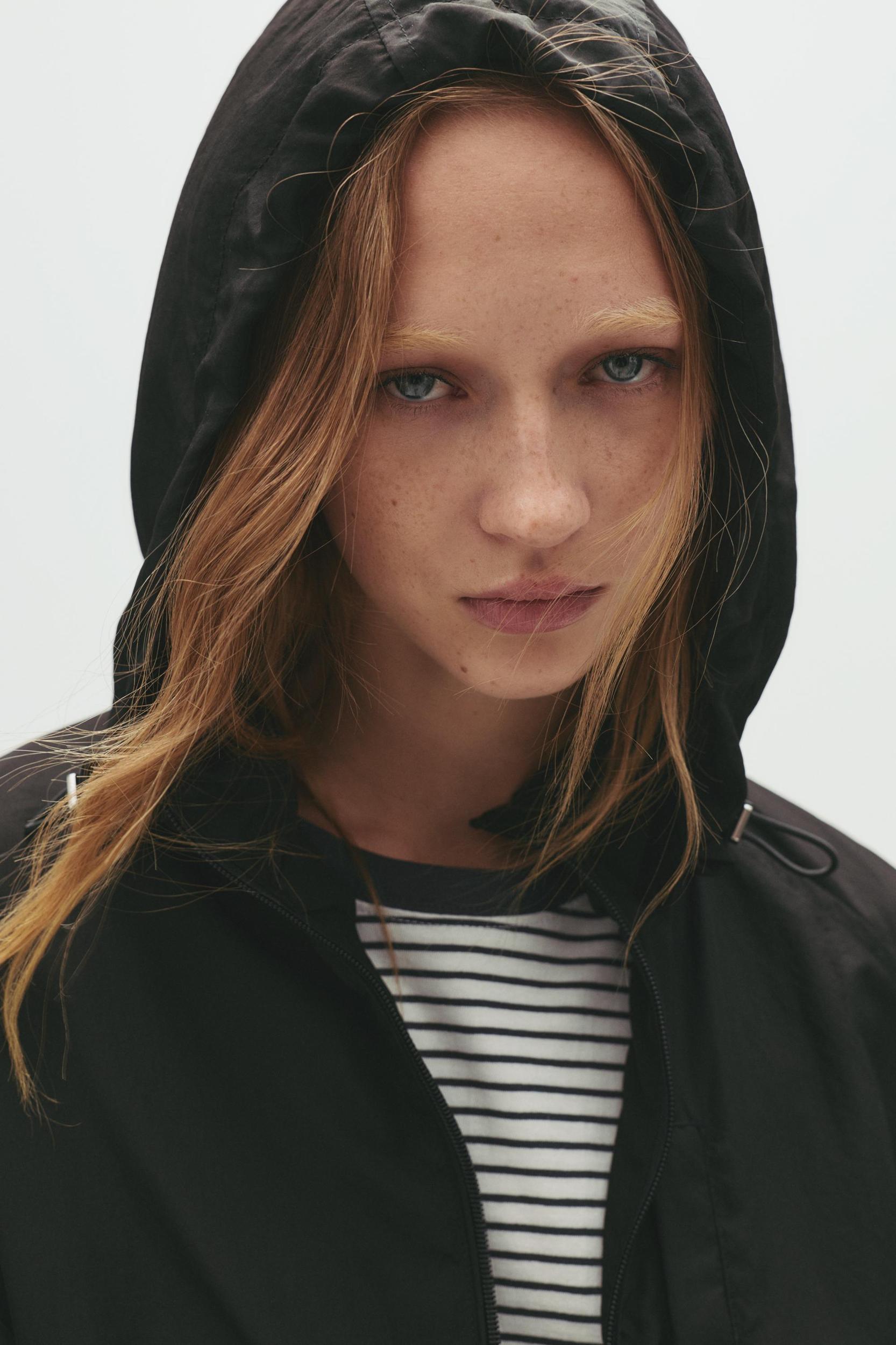 Short lightweight hooded jacket Product Image