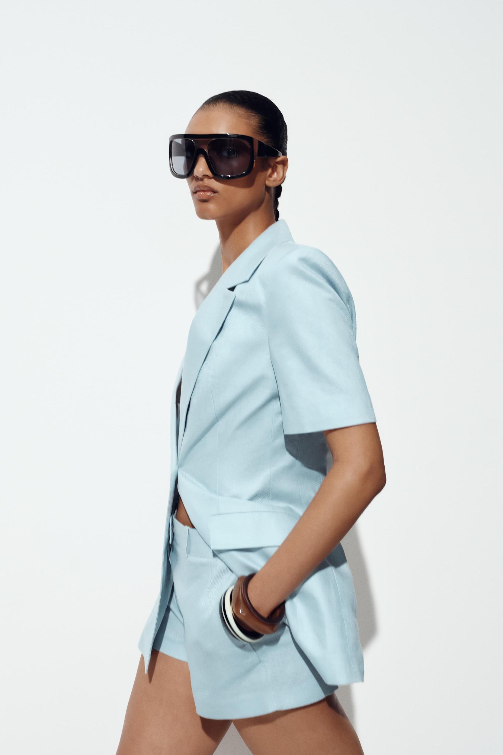 MID-RISE LINEN BERMUDA SHORTS Product Image