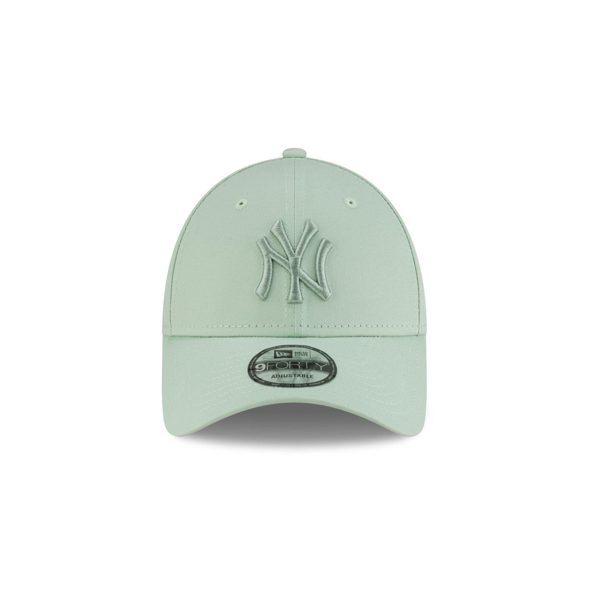 New York Yankees League Essential Pastel Green 9FORTY Adjustable Hat Male Product Image