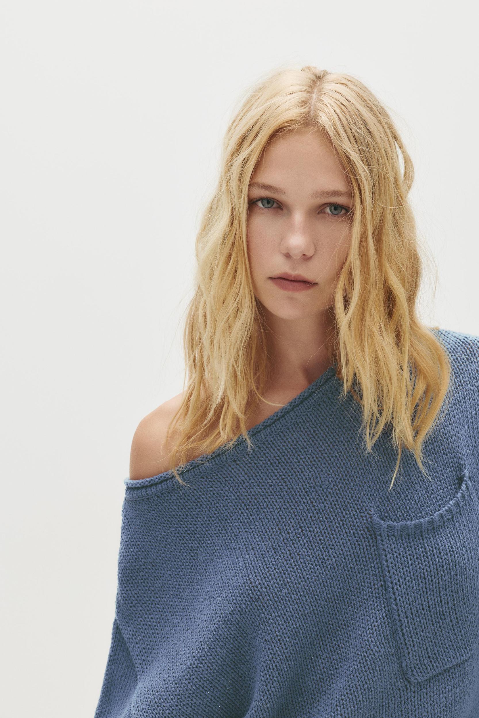 Oversize wide-neck sweater Product Image