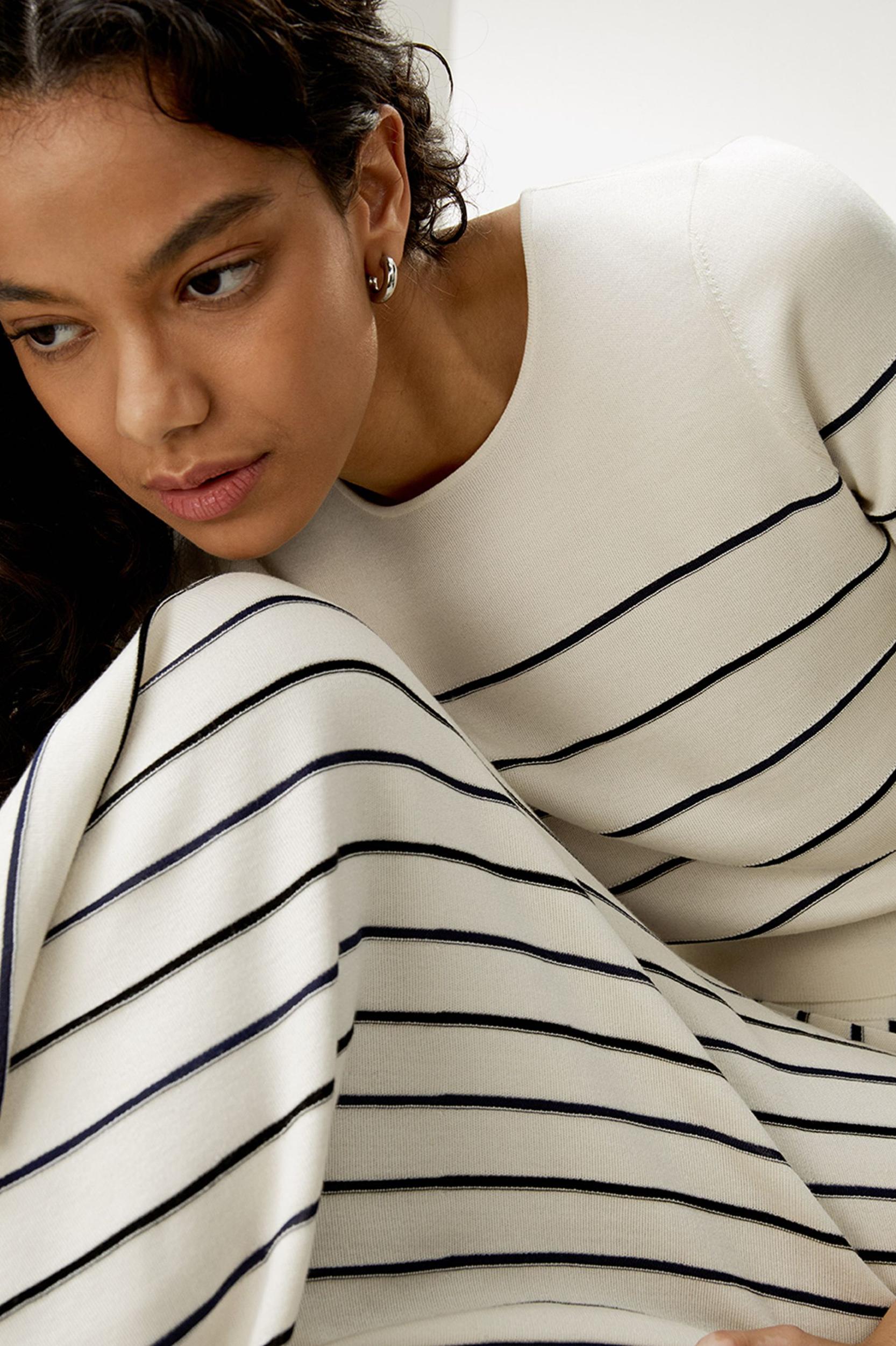 Cropped Silk-knitted Long Sleeve Tee Product Image