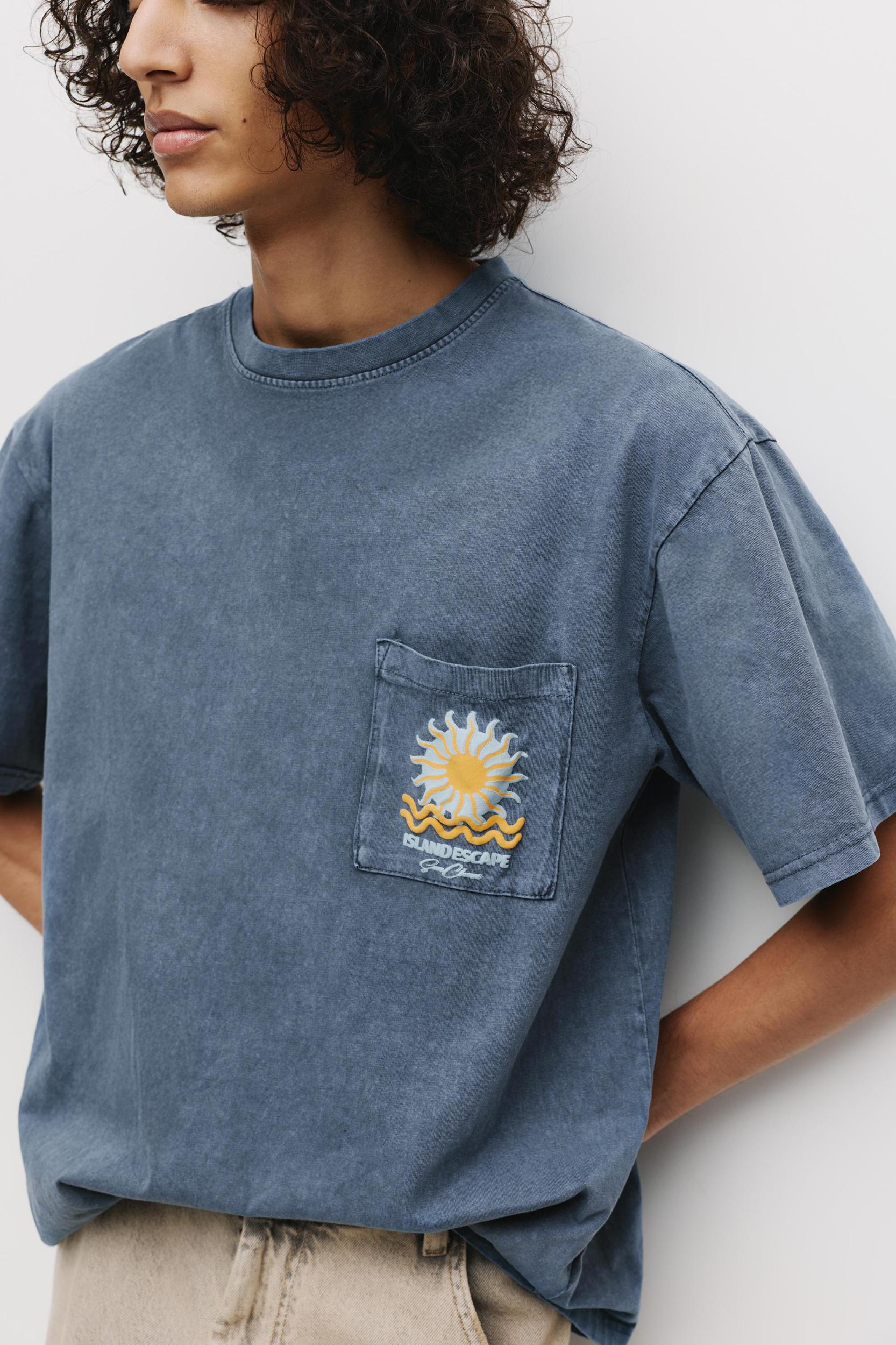 T-shirt with sun pocket Product Image