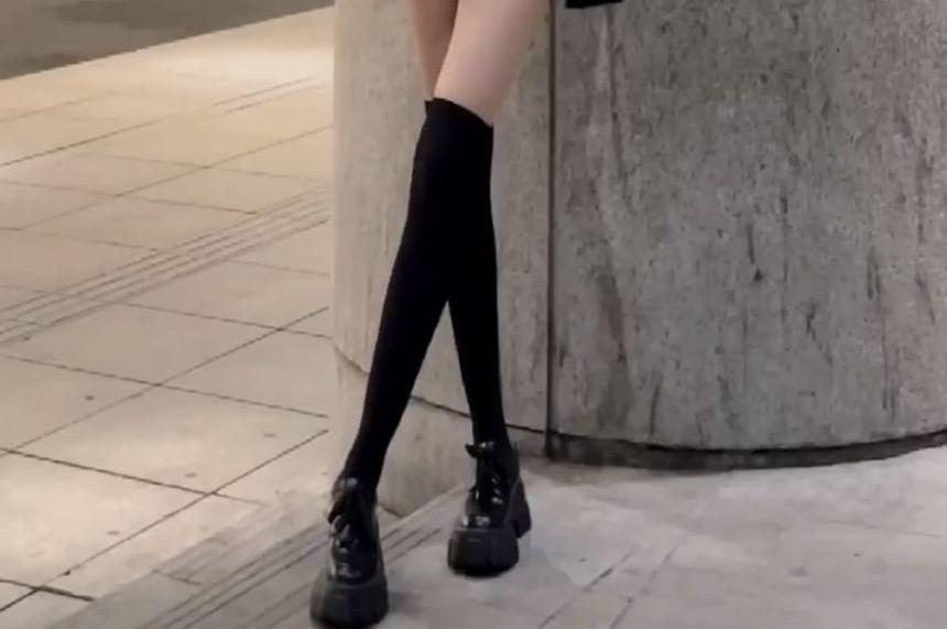 Short-Sleeve Scoop Neck Patterned Print Frill Tee / Plain Slit Button Mini A-Line Jumper Skirt / Set Product Image