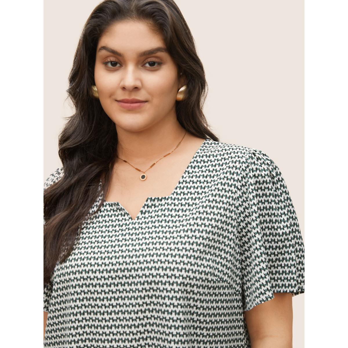 Plus Size Emerald Geometric Print Notched Split Hem Blouse Women At the Office Short sleeve Notched collar Work Blouses BloomChic 26/4X Product Image