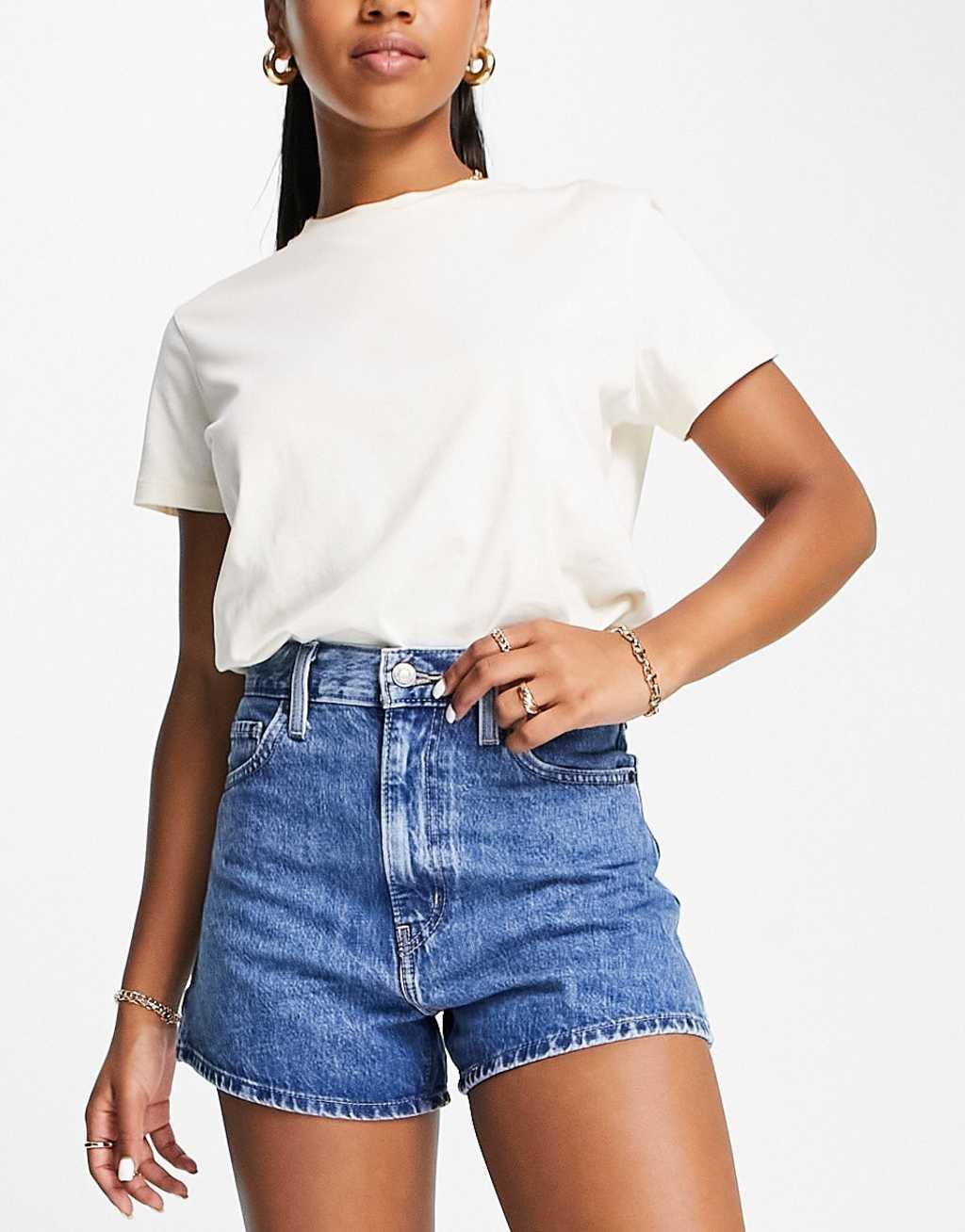 Levi's high waisted mom short in mid wash  Product Image