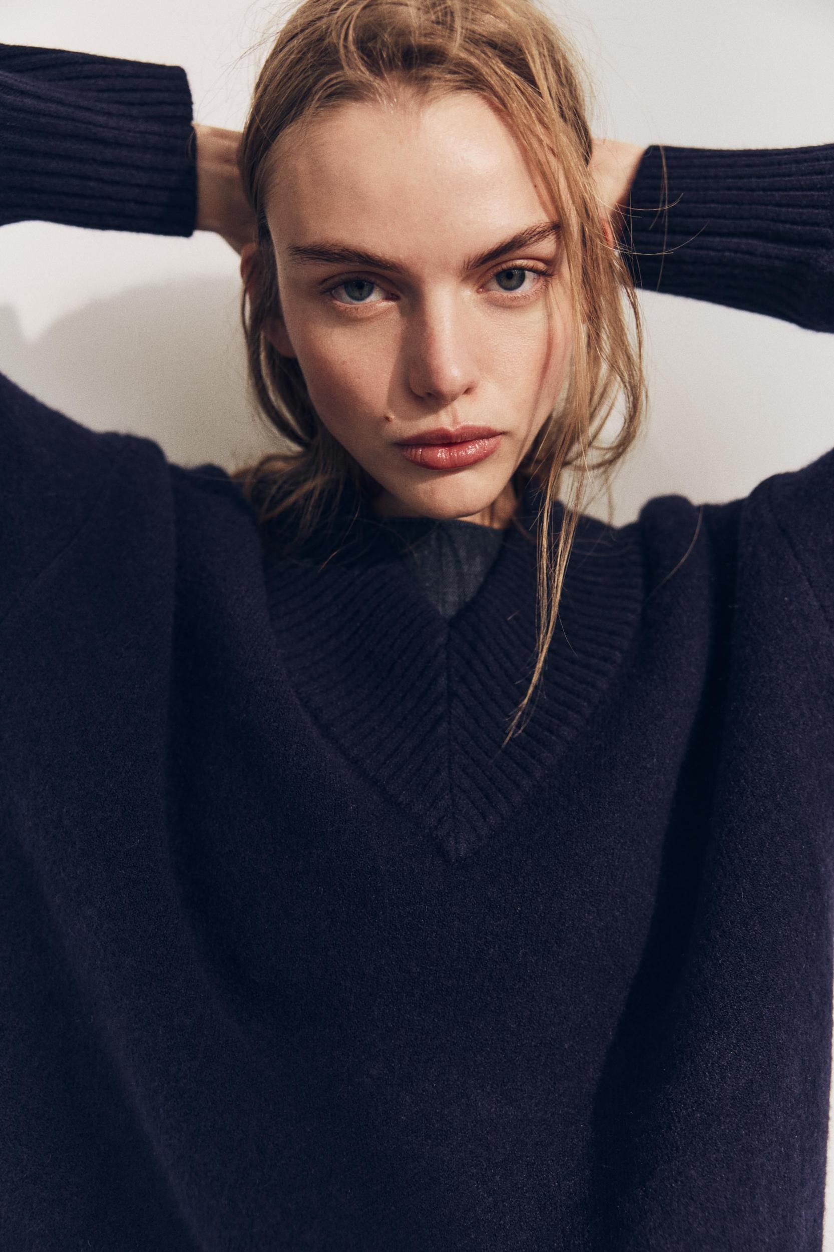 BASIC V-NECK KNIT SWEATER Product Image