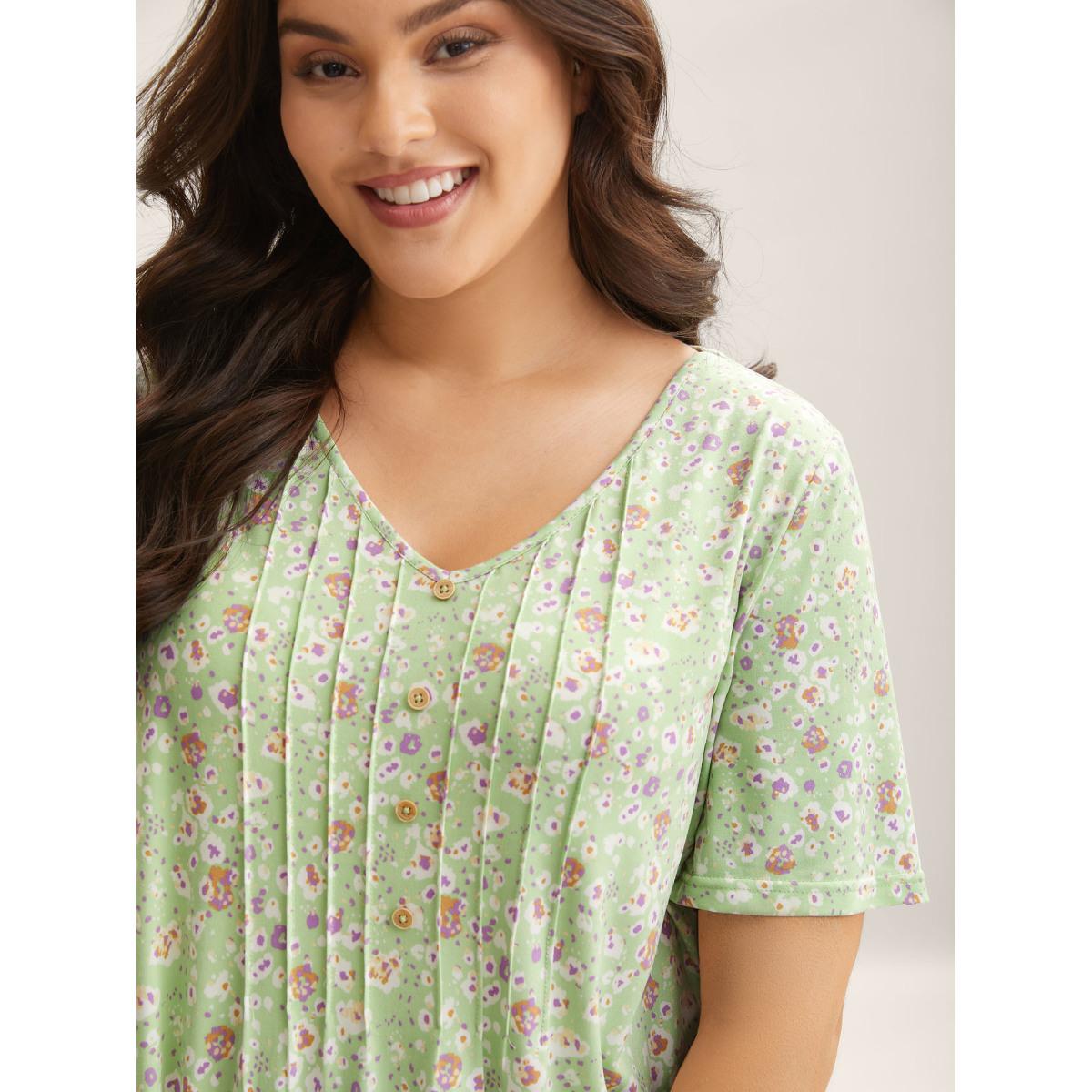 Plus Size Floral Print Plicated Detail T-Shirt LightGreen Women Leisure Tucked seam Natural Flowers V-neck Casual T-shirts BloomChic 10/M Product Image