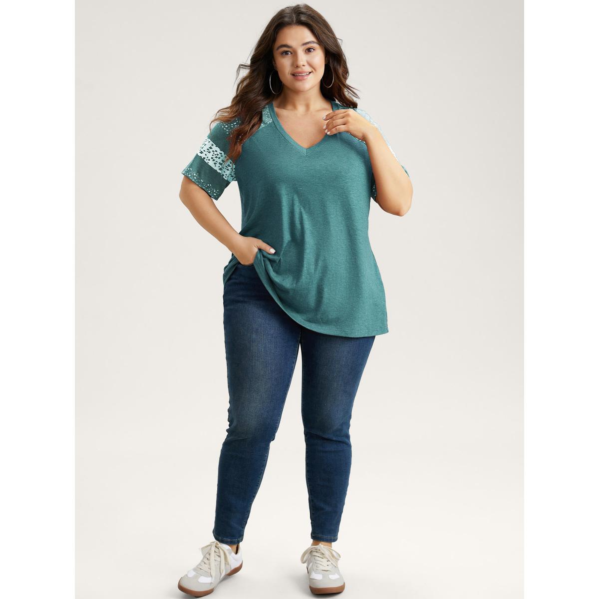 Plus Size Ditsy Floral Colorblock Contrast Raglan Sleeve T-shirt Teal Women Leisure Contrast Ditsy Floral V-neck Casual T-shirts BloomChic 22-24/3X Product Image