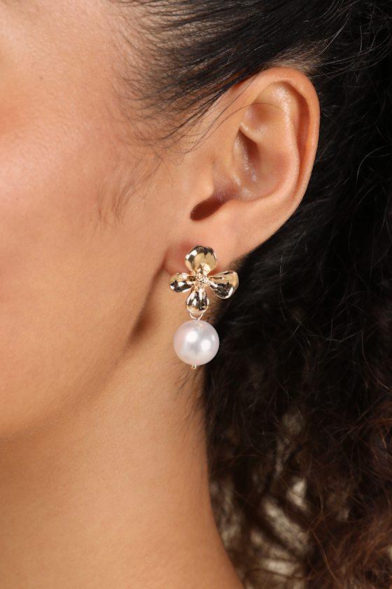 Yarelis Gold Flower Pearl Drop Earrings Product Image