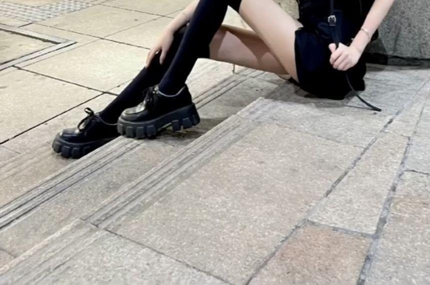 Short-Sleeve Scoop Neck Patterned Print Frill Tee / Plain Slit Button Mini A-Line Jumper Skirt / Set Product Image