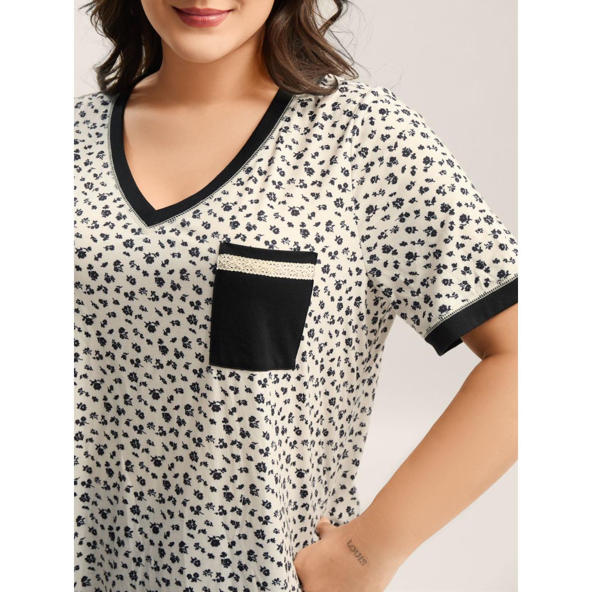 Plus Size Stretchy Delicate Floral Print Contrast T-Shirt BlackFlower Women Woven ribbon&lace trim Natural Flowers V-neck Everyday-Casual T-shirts BloomChic 18-20/2X Product Image
