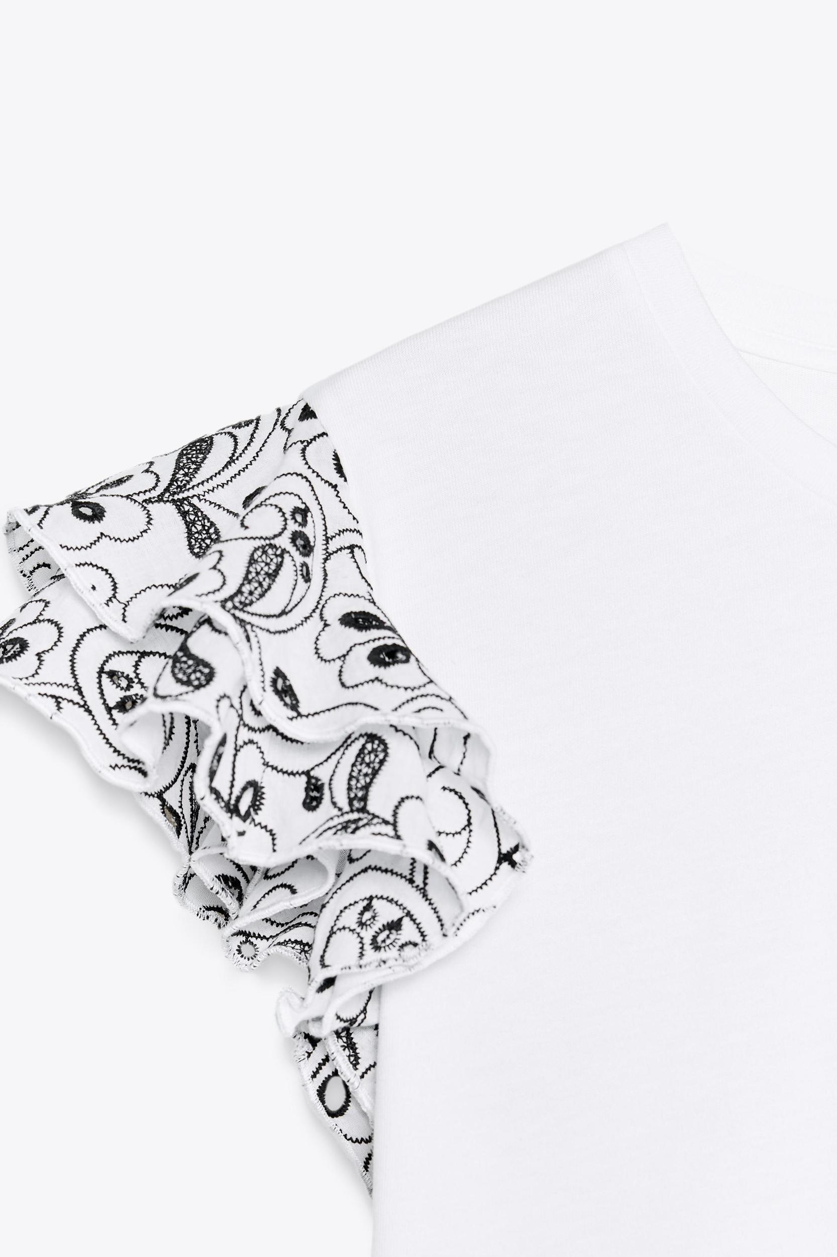 CONTRASTING EMBROIDERY T-SHIRT Product Image