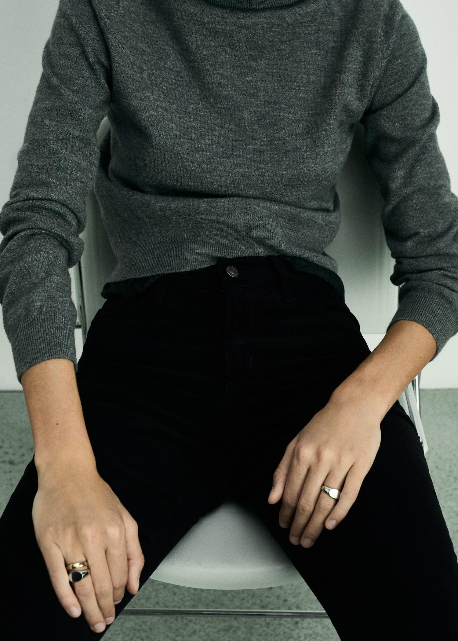 Sienna flared cropped corduroy jeans - Women | MANGO USA Product Image