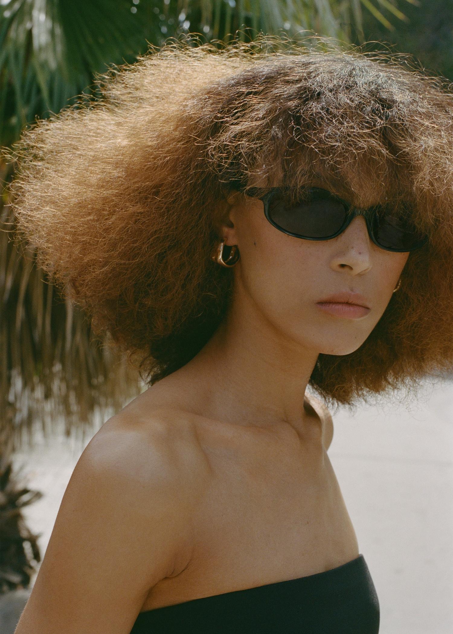 Twisted hoop earrings - Women | MANGO USA Product Image