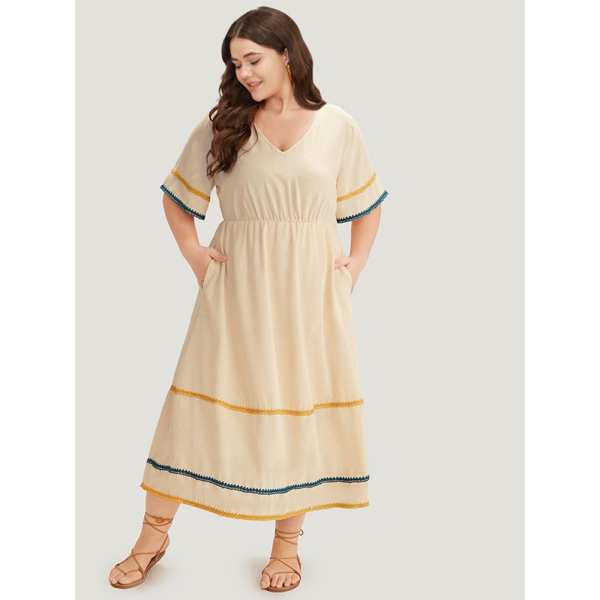 Plus Size Contrast Trim Pocket V Neck Gathered Dress Ivory Women Vacation Gathered V-neck Short sleeve Curvy Midi Dress BloomChic 26/4X Product Image