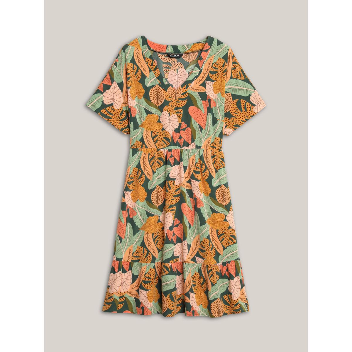 Plus Size Tropical Flowers Tiered Pockets Midi Dress Emerald Women Resort Non V-neck Short sleeve Curvy BloomChic 30/6X Product Image