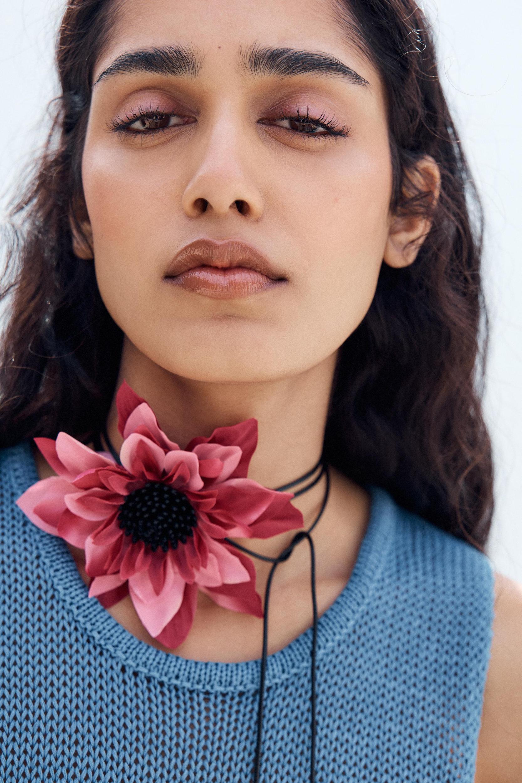 CONTRAST FLOWER ROPE NECKLACE Product Image