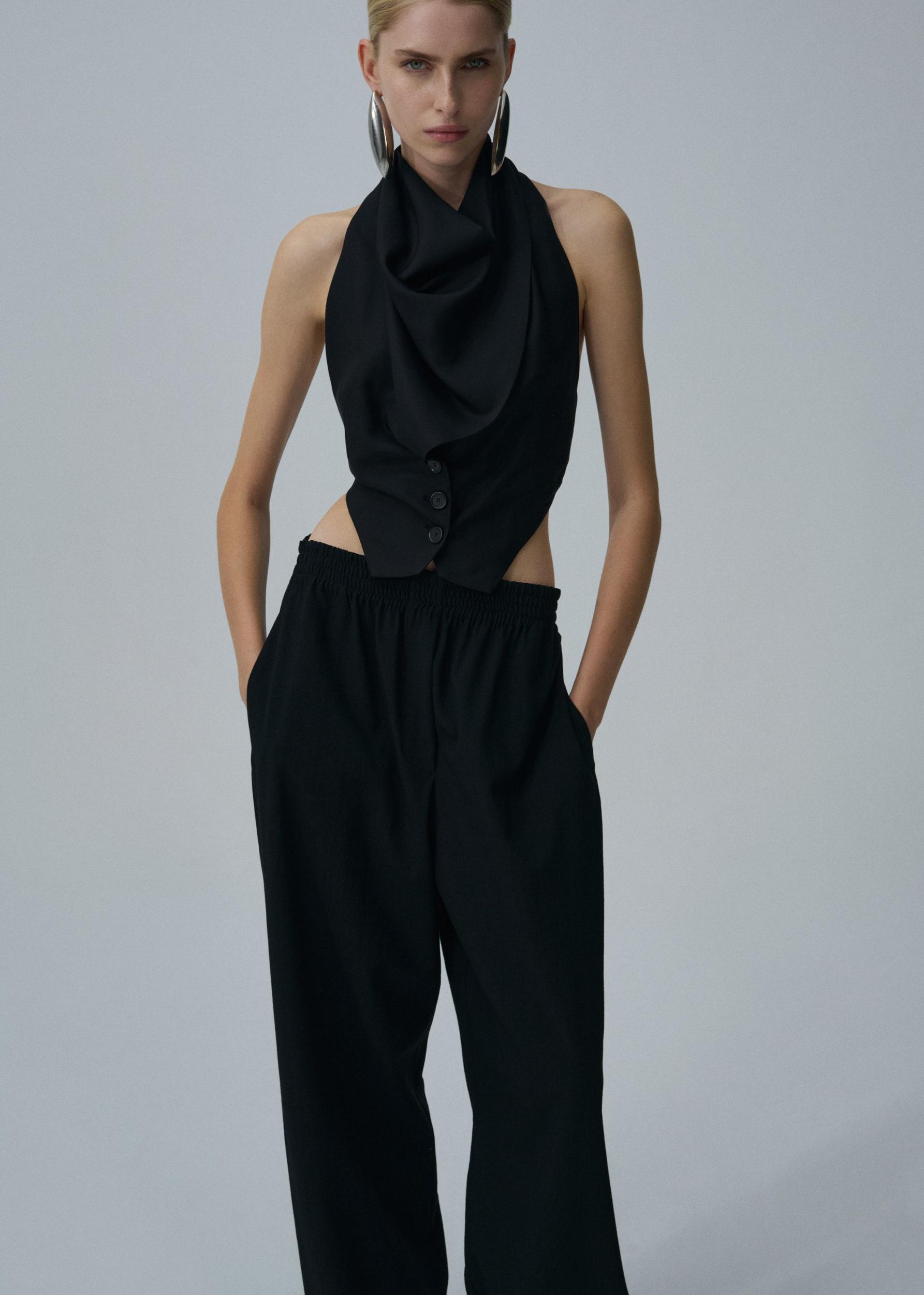 Elastic waistband trousers in black Product Image