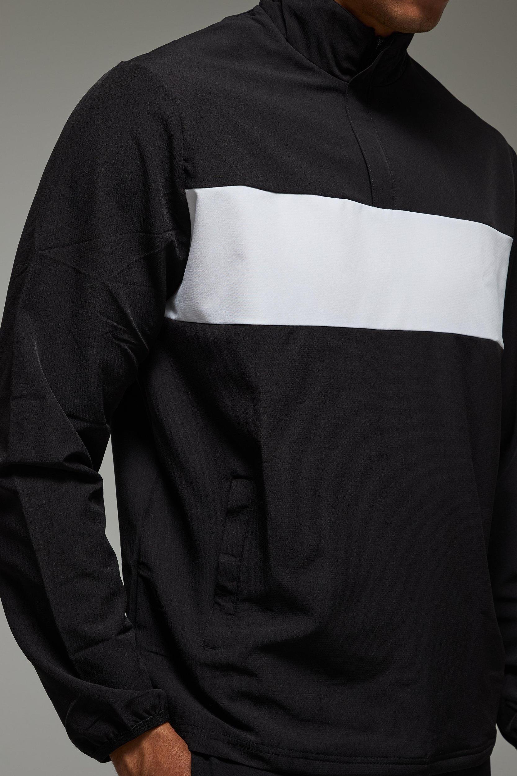 Man Active Regular Fit Golf 1/4 Zip Windbreaker | boohooMAN USA Product Image