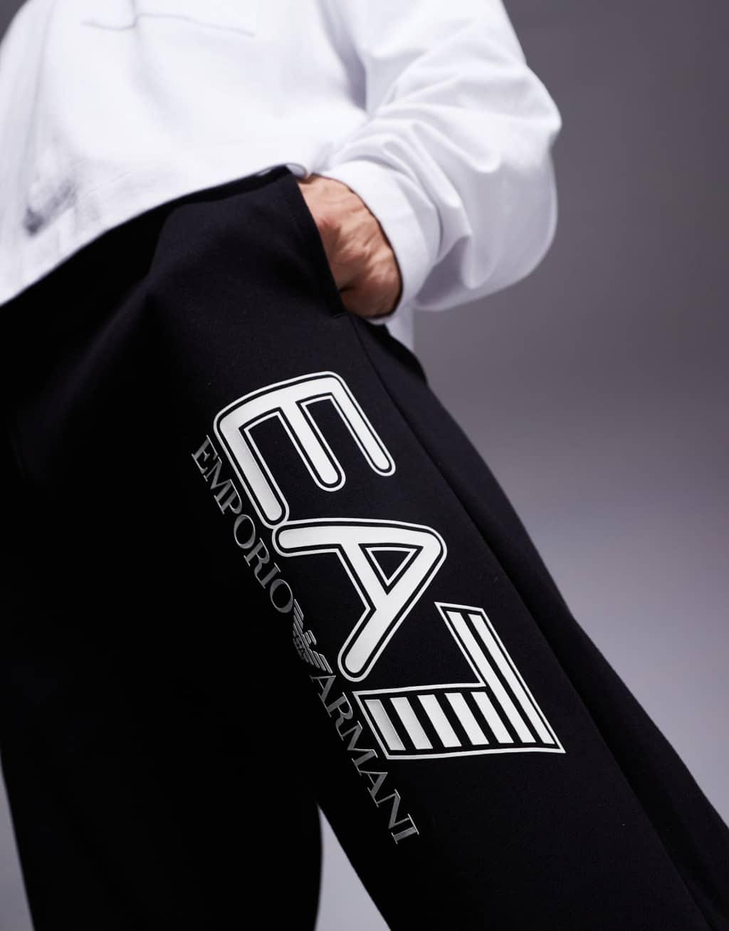 EA7 front logo sweatpants in black Product Image
