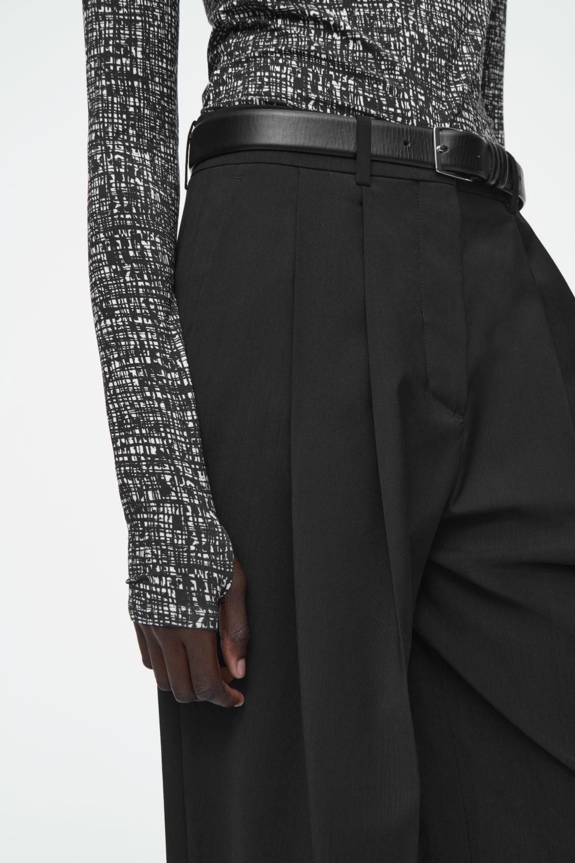 SLIM LIGHTWEIGHT LONG-SLEEVED TOP Product Image