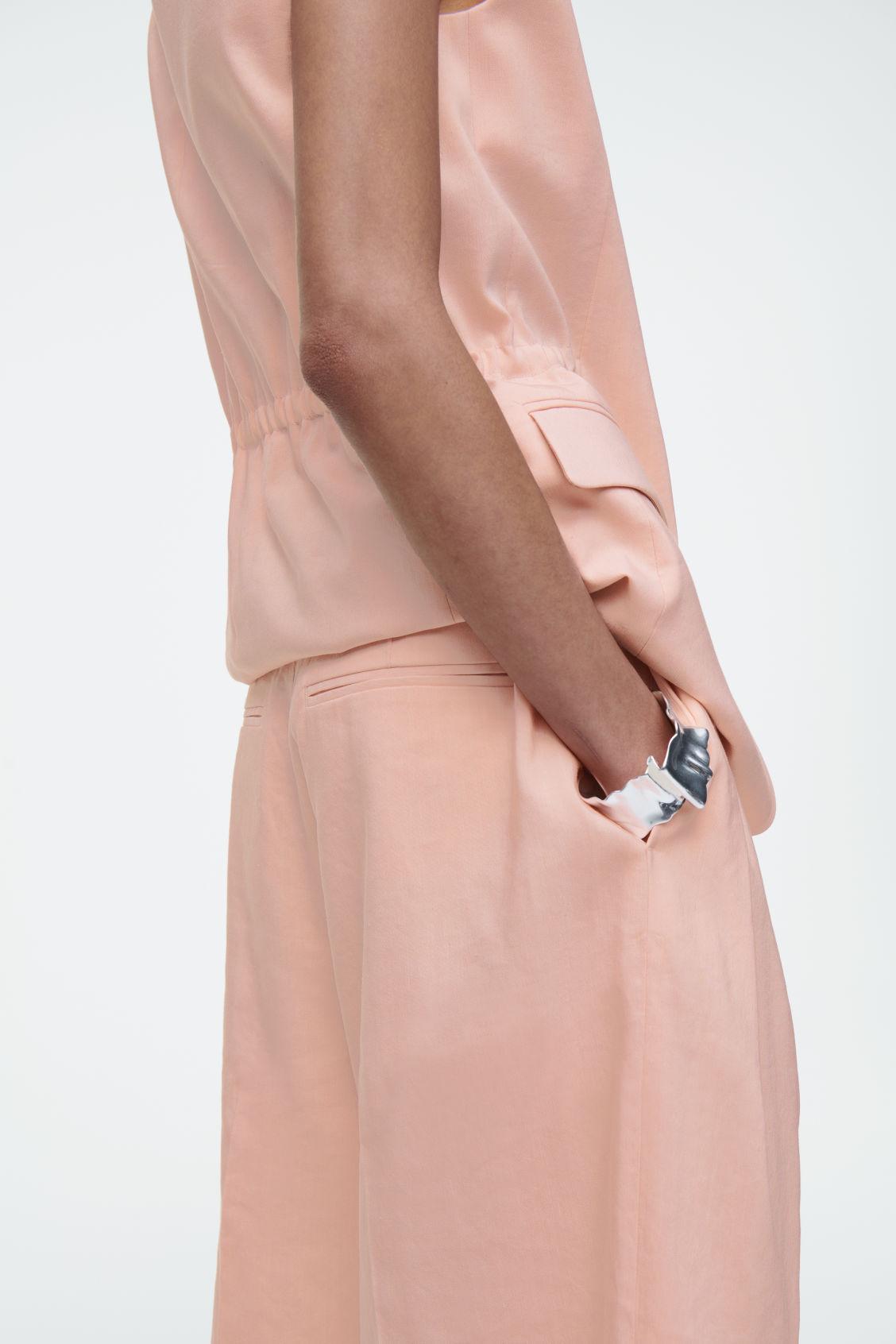 LONGLINE PLEATED LINEN SHORTS Product Image