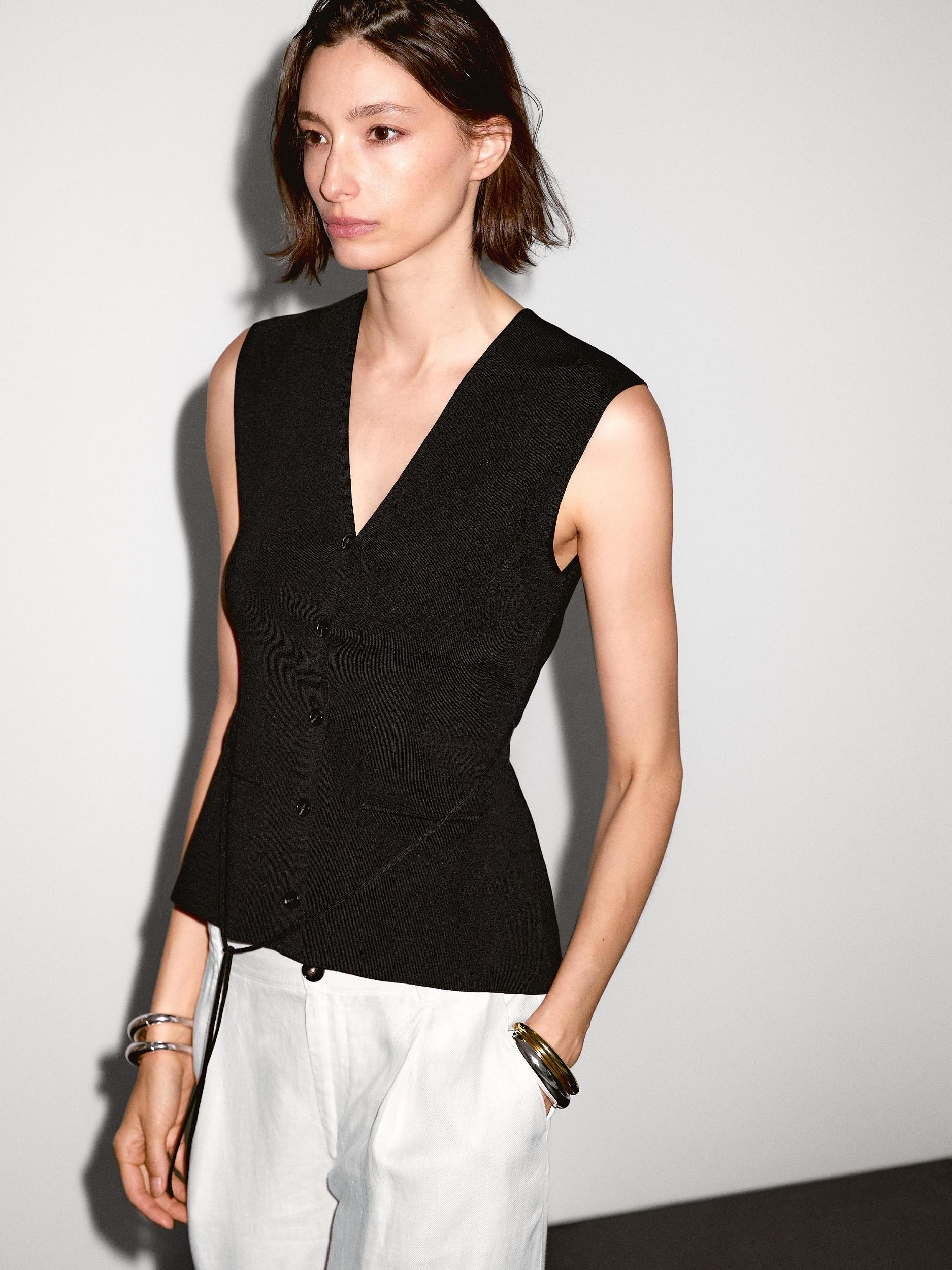 V-neck knit vest Product Image