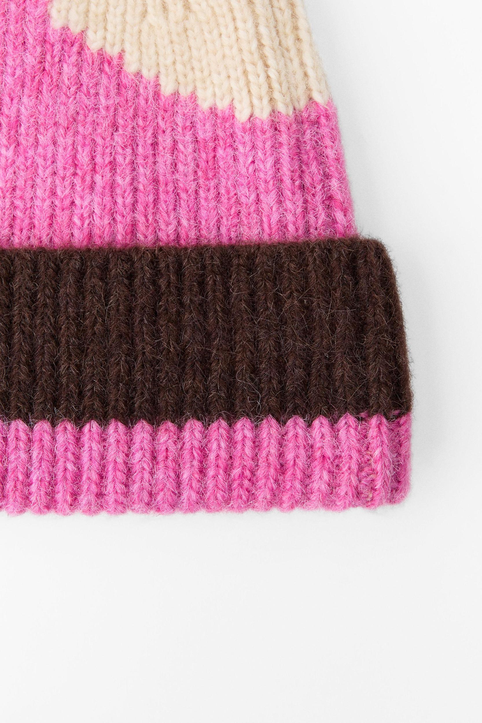 RIBBED KNIT BEANIE Product Image