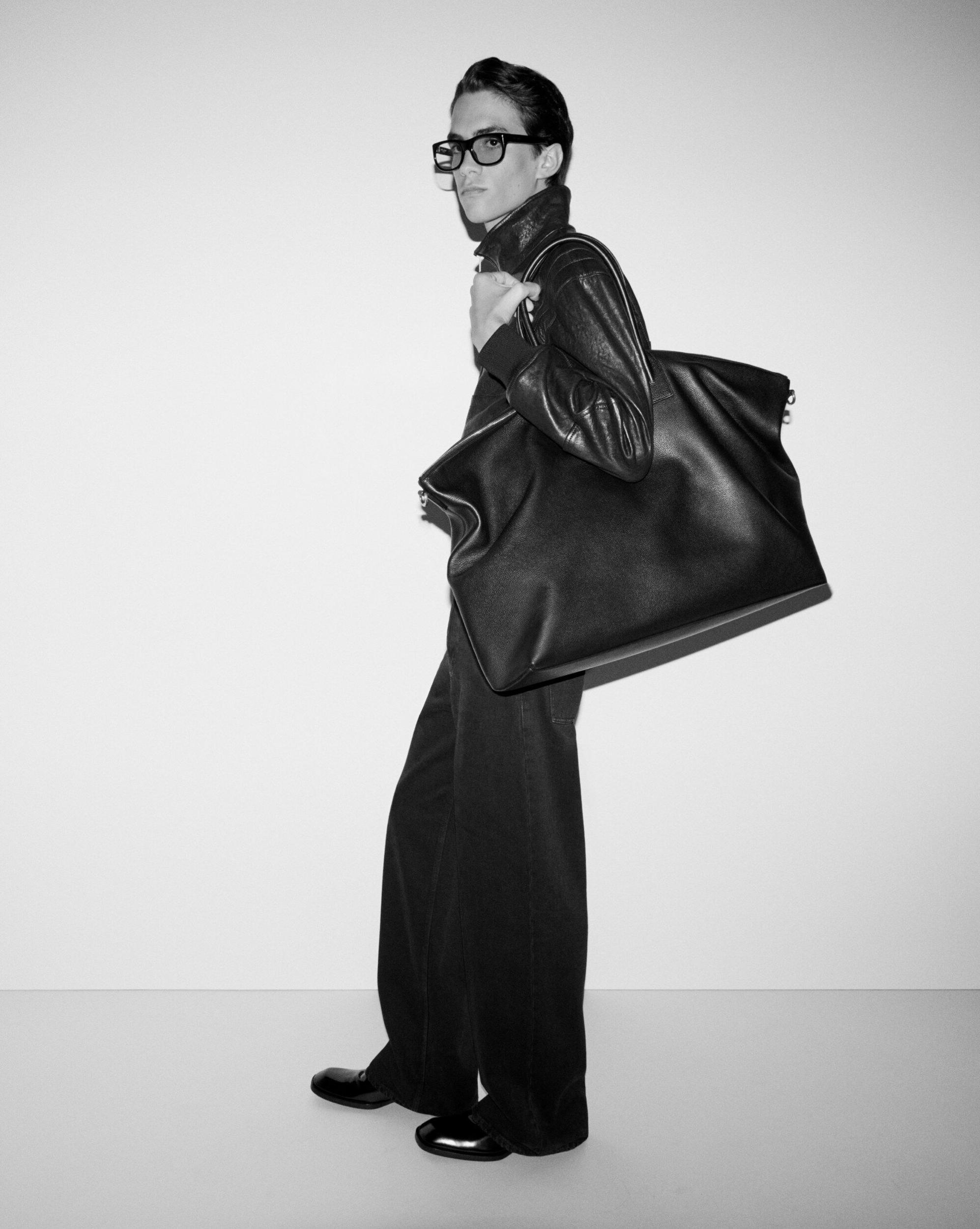 giant BOWLING tote in grained leather Product Image