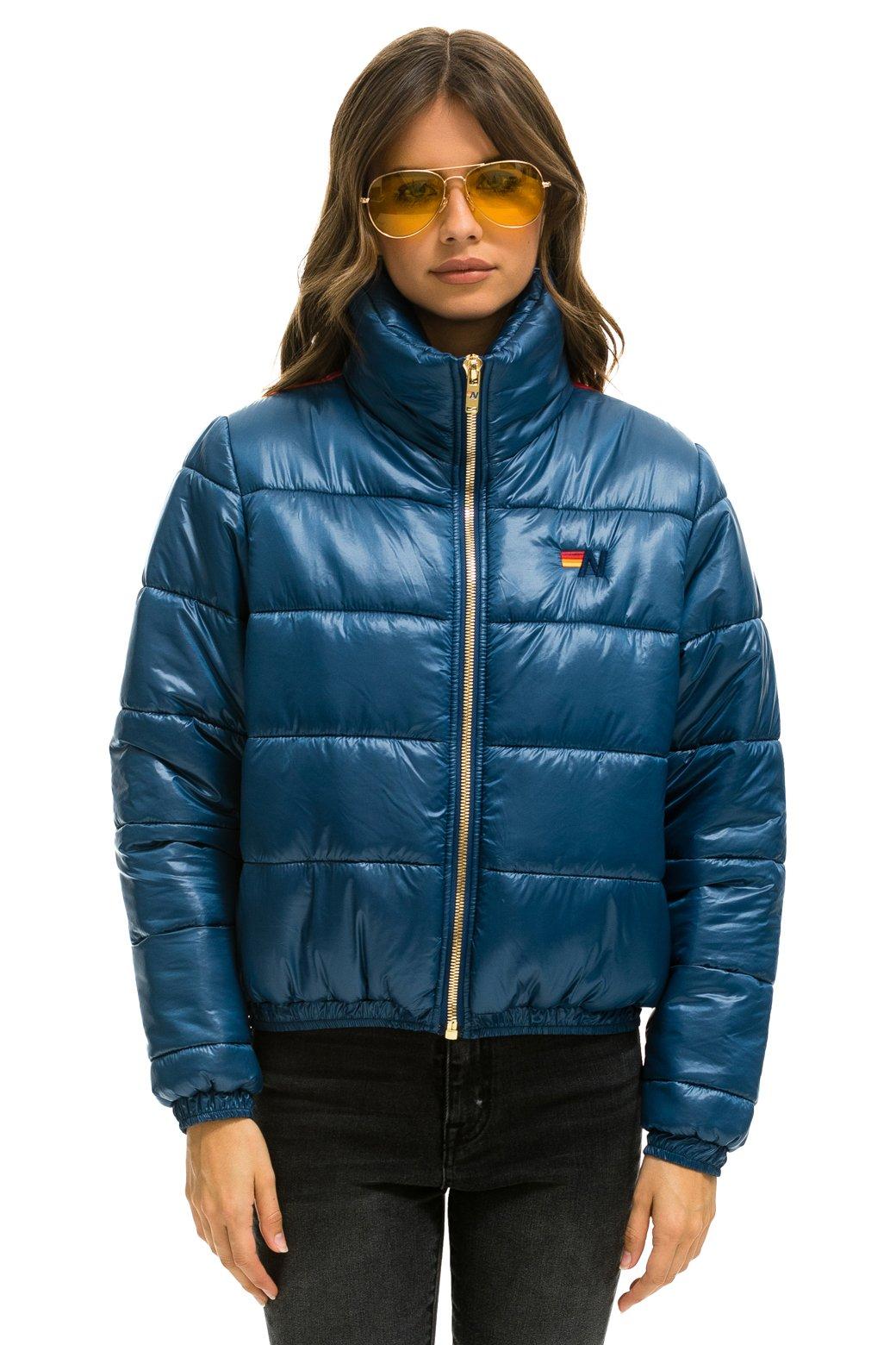 SUNBURST APRES PUFFER JACKET - GLOSSY DEEP BLUE Female Product Image