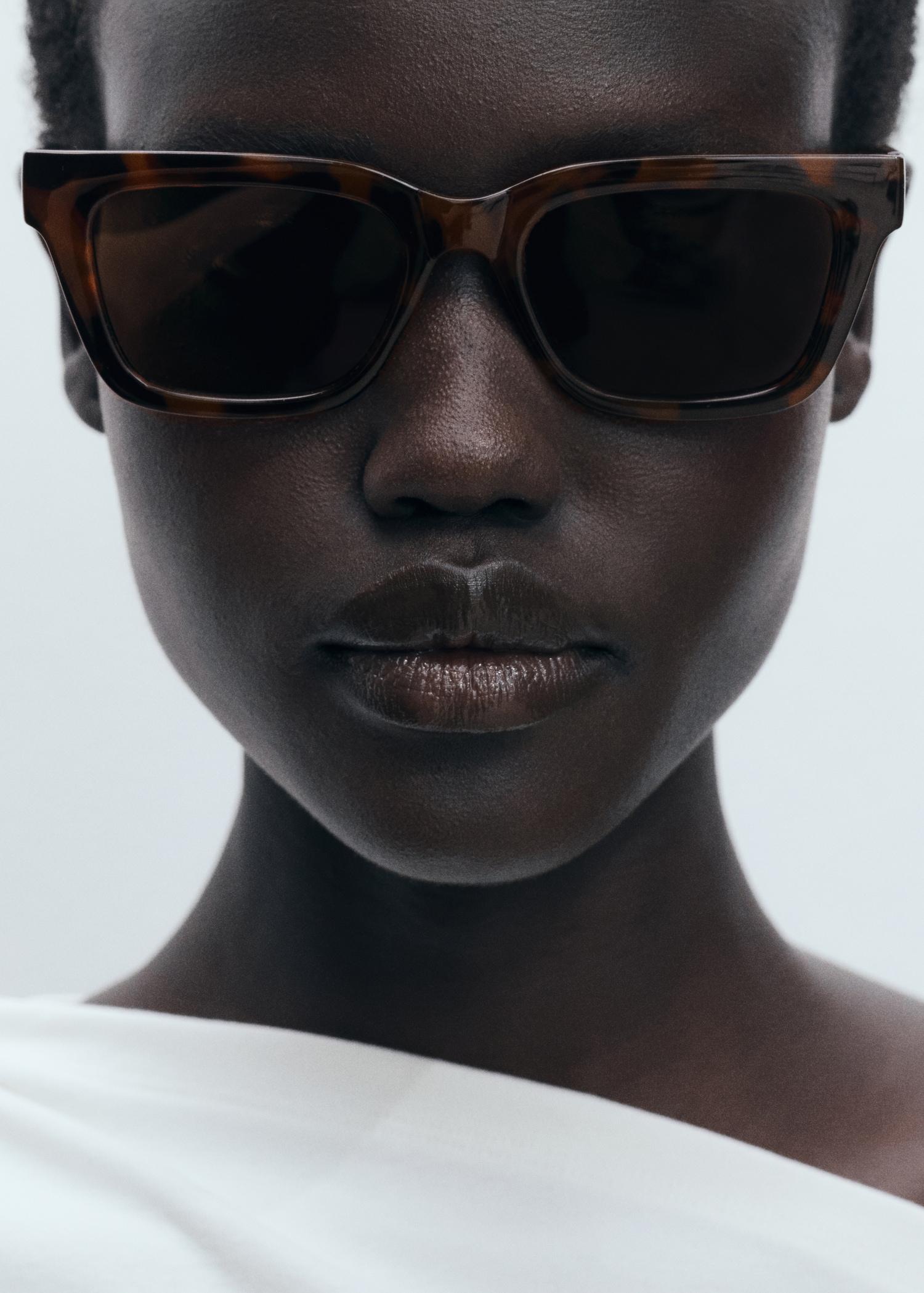 Squared frame sunglasses - Women | MANGO USA Product Image