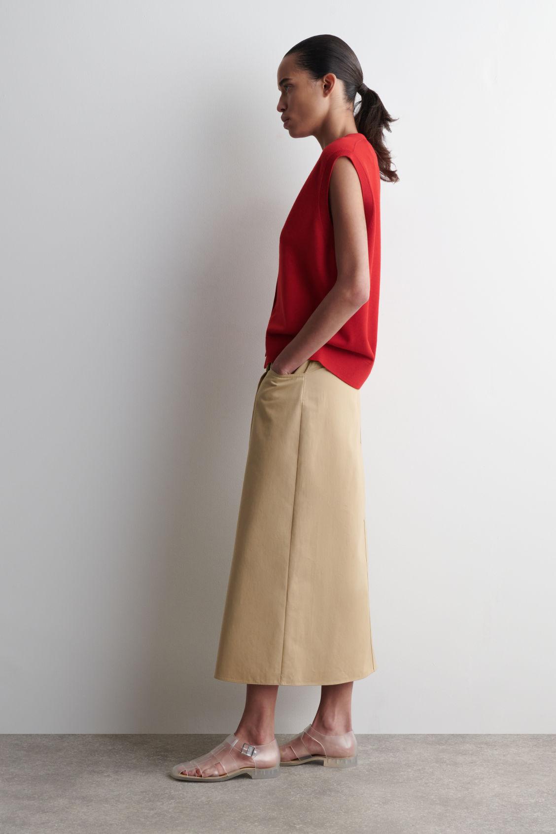 V-NECK MERINO WOOL VEST Product Image