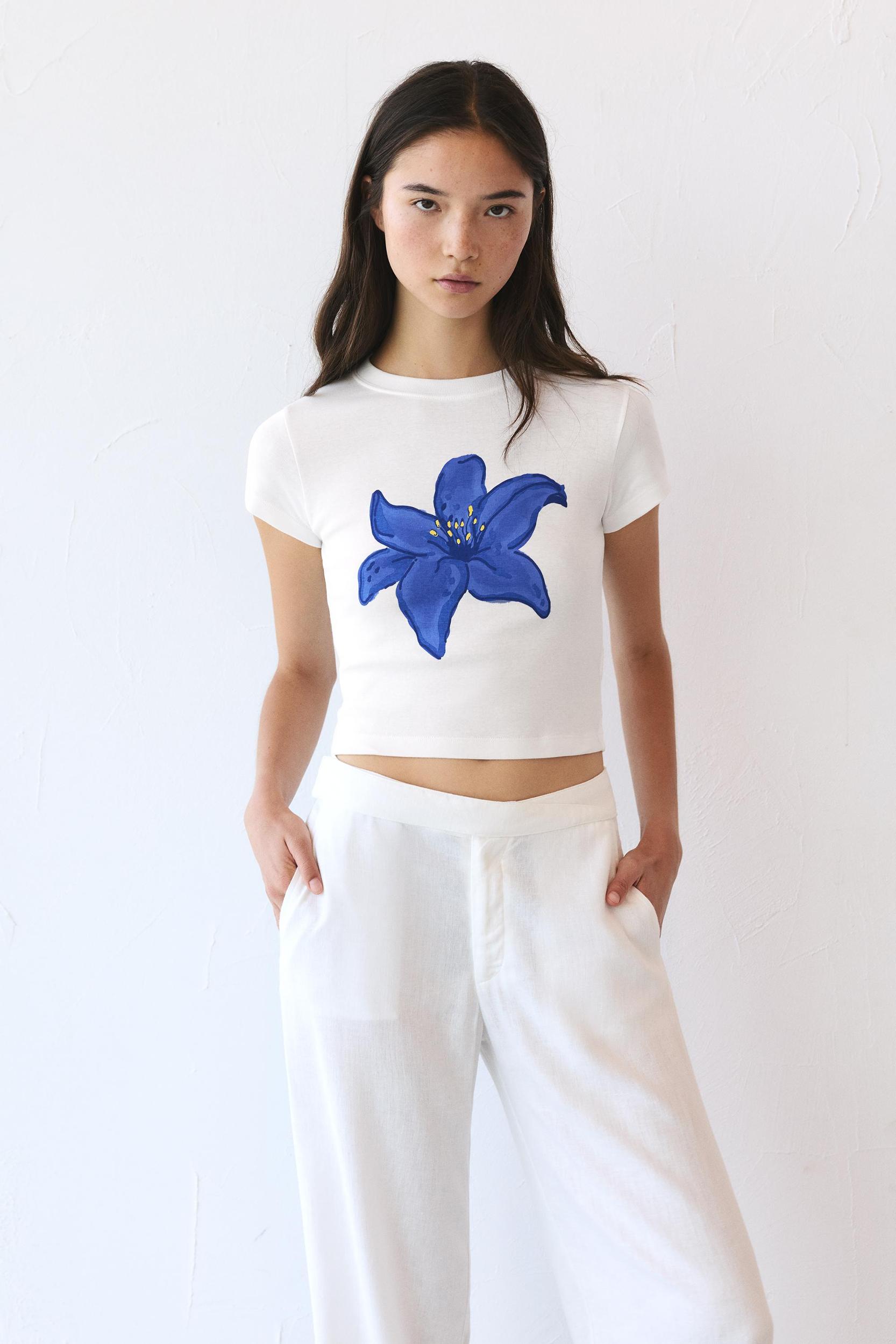Hibiscus flower cropped T-shirt Product Image