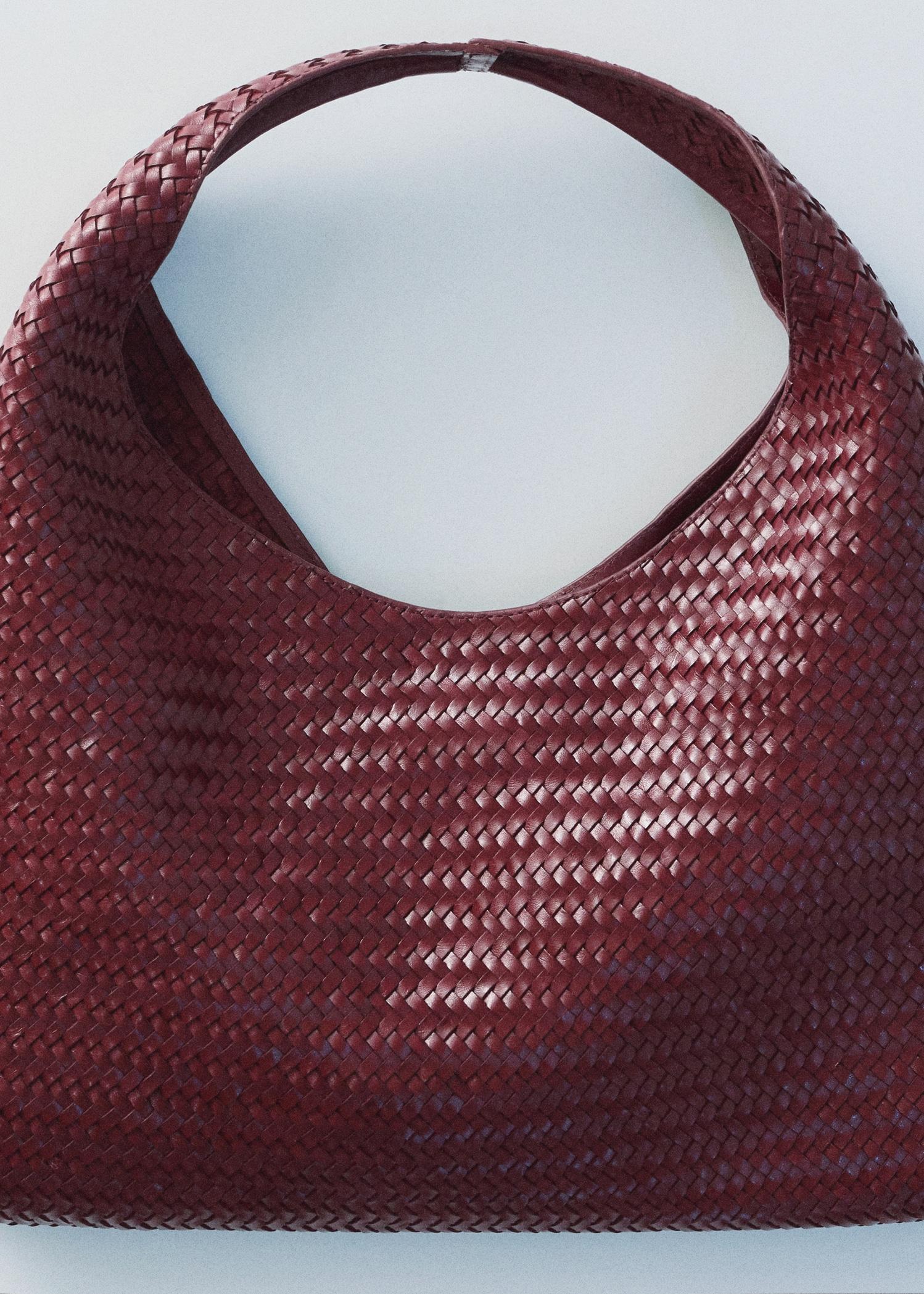 Medium braided leather shoulder bag - Women | MANGO USA Product Image