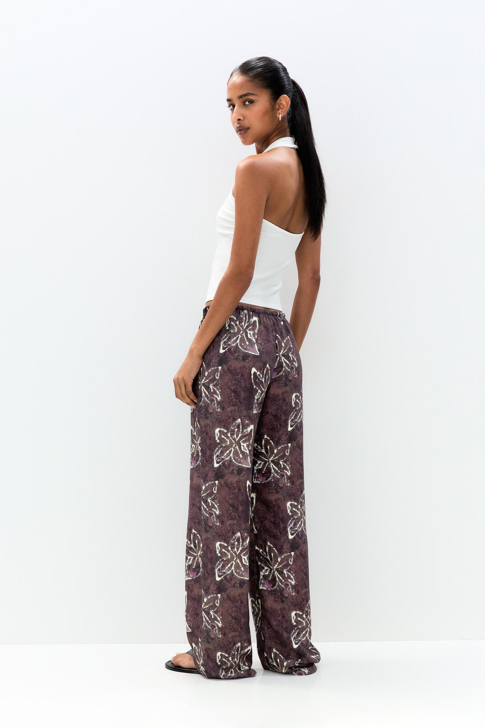 Loose-fitting floral print pants Product Image