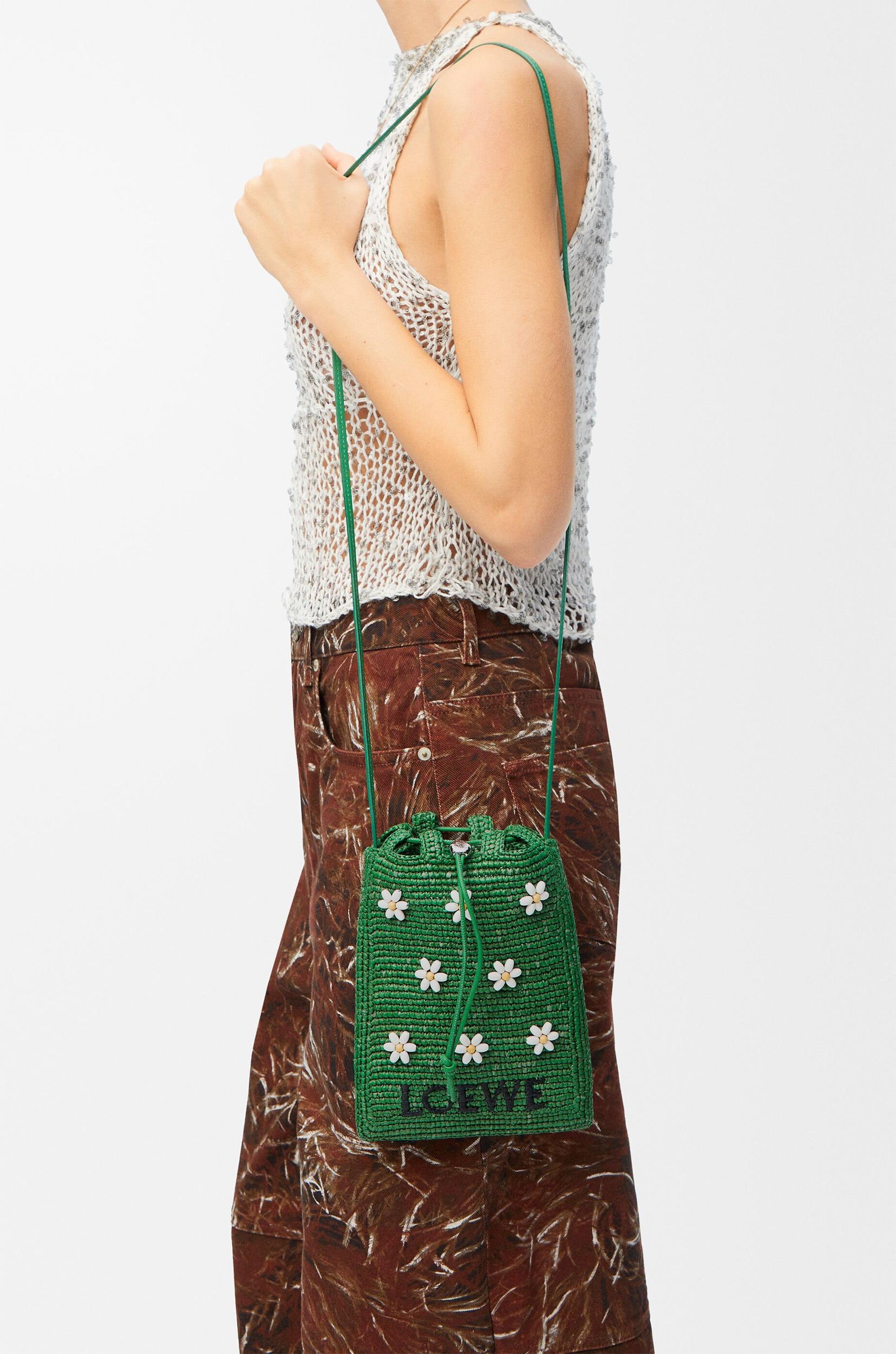 Drawstring pocket in raffia Product Image