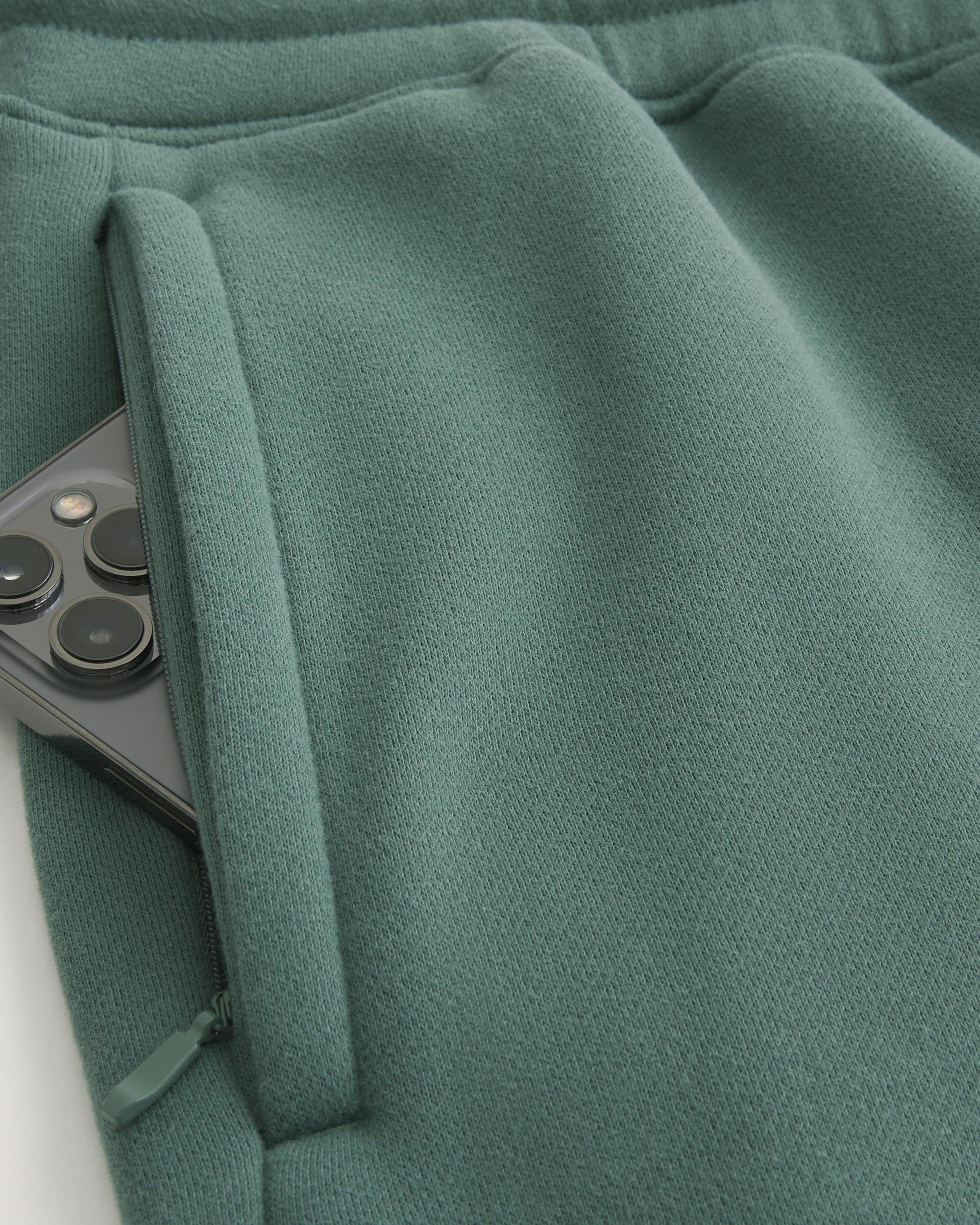 Mid-Thigh Loose Fleece Shorts Product Image