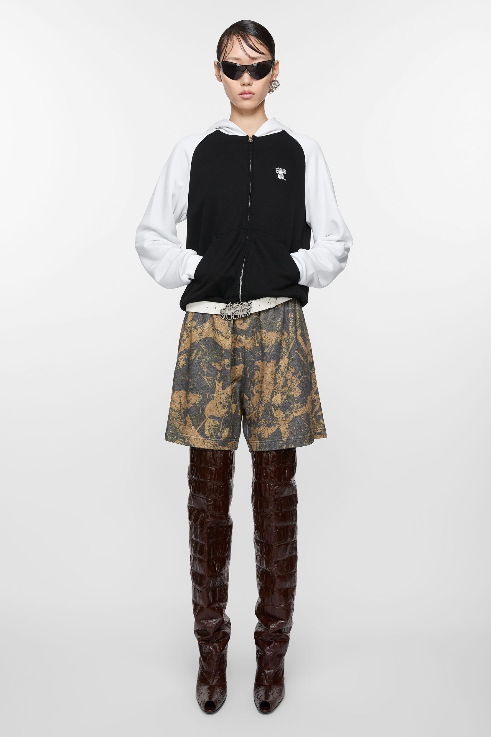 Printed fleece shorts Product Image