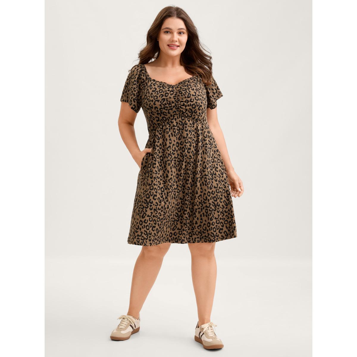 Plus Size Leopard Print Sweetheart Knee-Length Dress Browncoffeecolor Women Leisure V-neck Short sleeve Curvy BloomChic 12/L Product Image