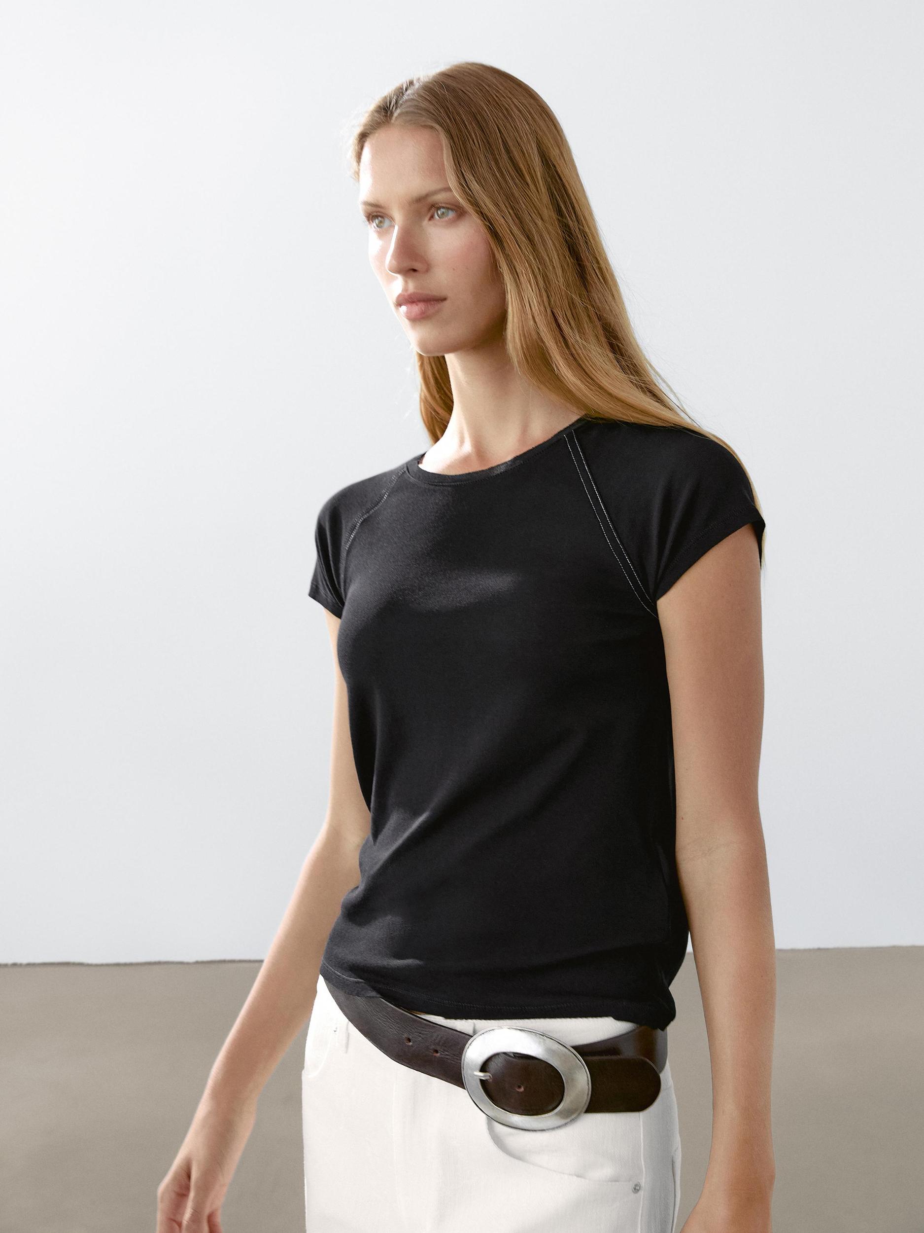 Short sleeve T-shirt with contrast seams Product Image