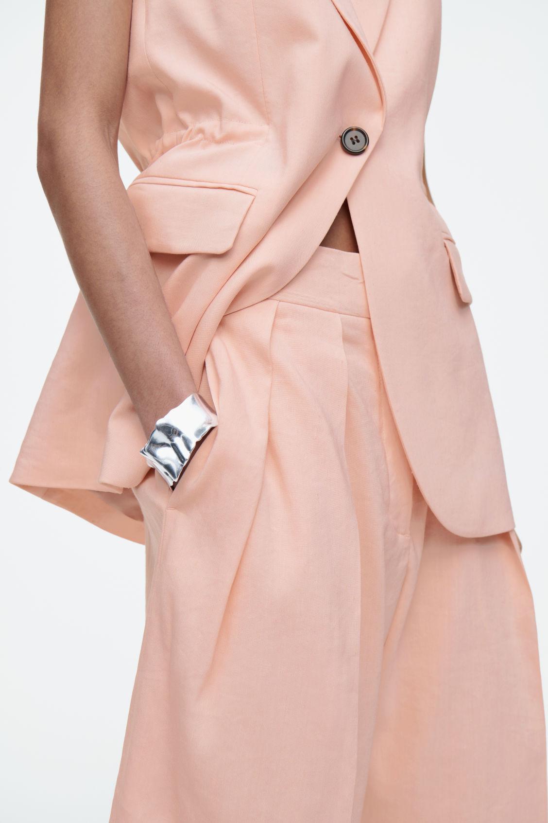 LONGLINE PLEATED LINEN SHORTS Product Image